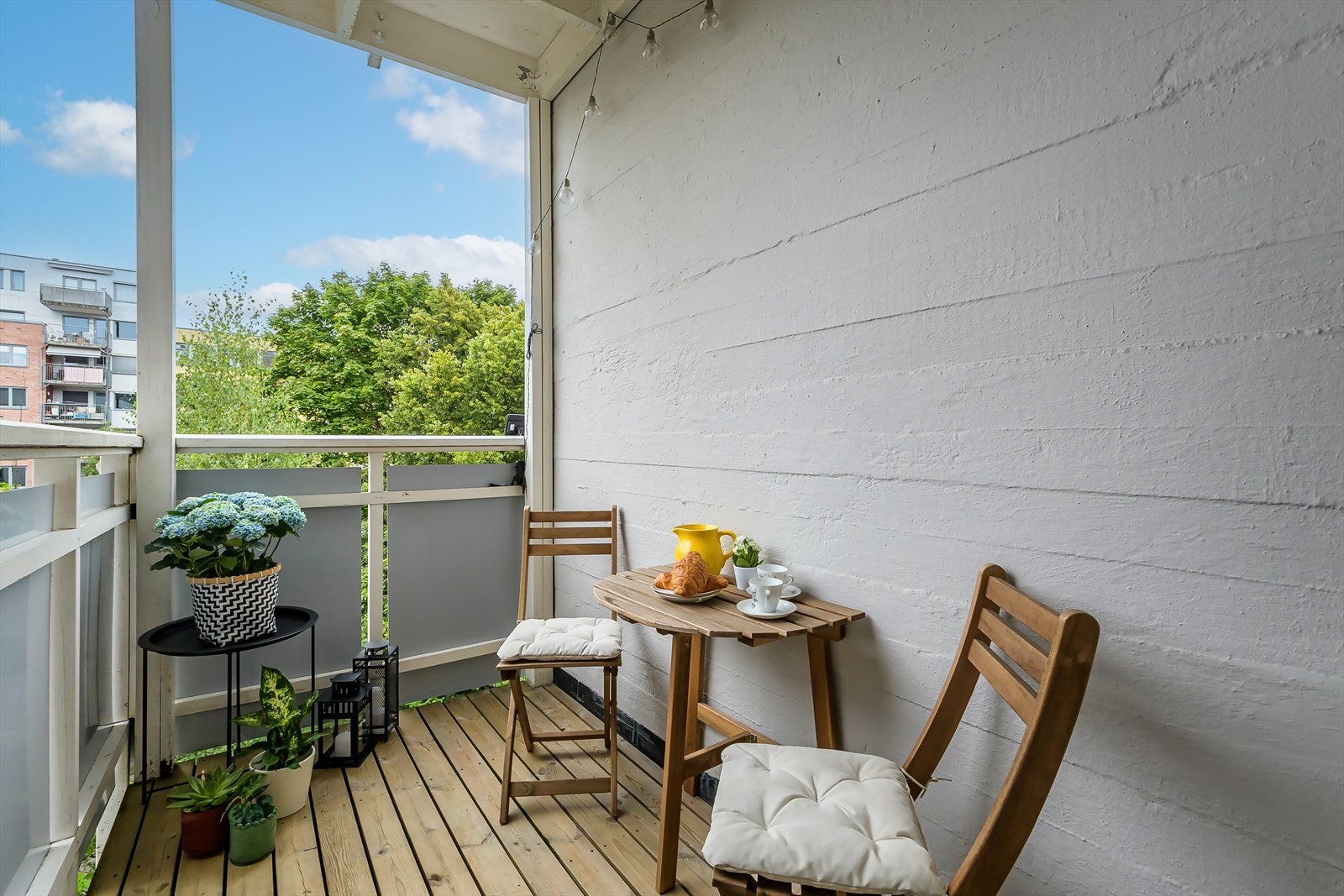 Balkongen er på ca. 4,2 m², med plass til stor grill og ulike utemøbler Galleribilde