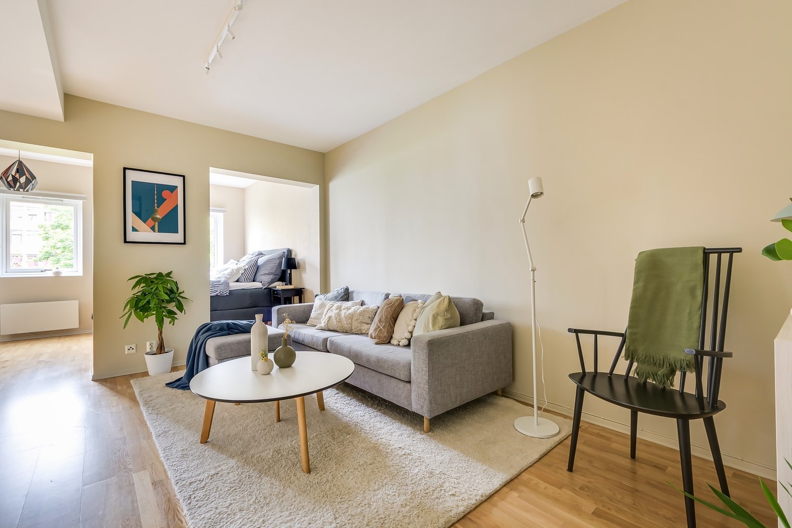 Den lyse og hyggelige stuen har en fin og romslig planløsning med gode innredningsmuligheter Galleribilde