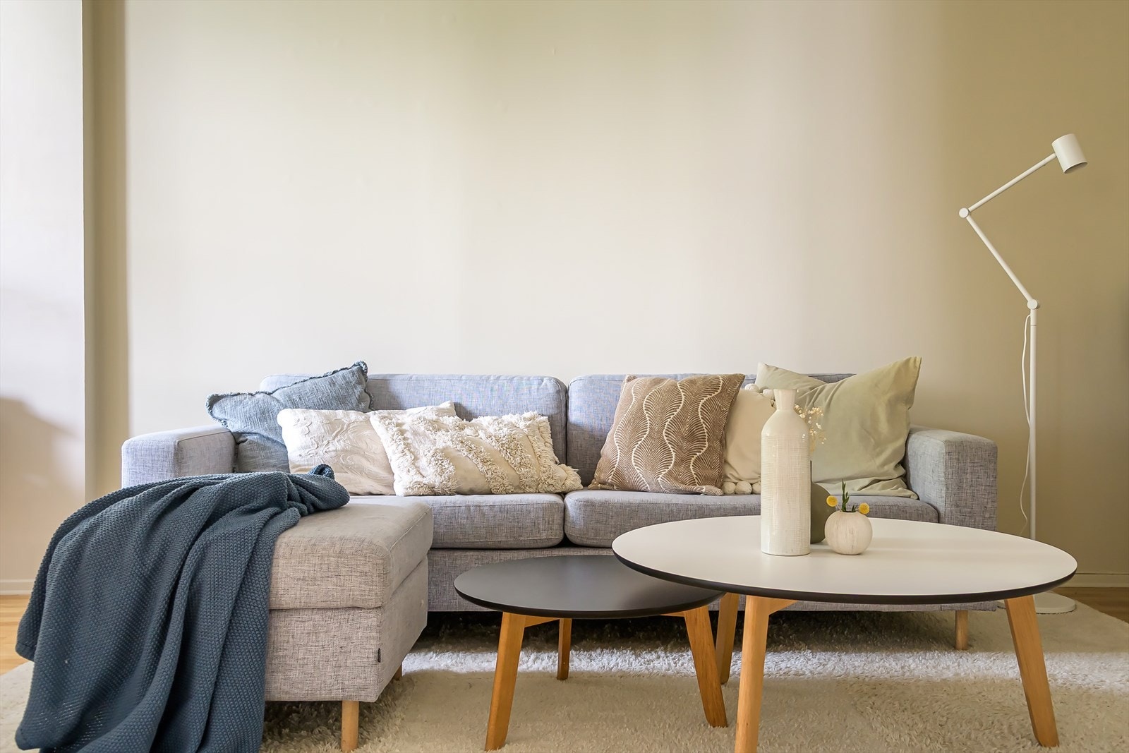 Det er god plass til sofagruppe, tv-møbler og spisebord i stuen Galleribilde