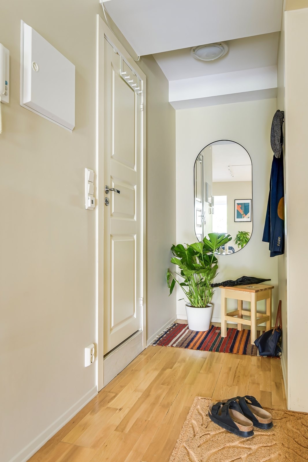 Innbydende entré med rikelig med plass til å henge fra seg yttertøy Galleribilde