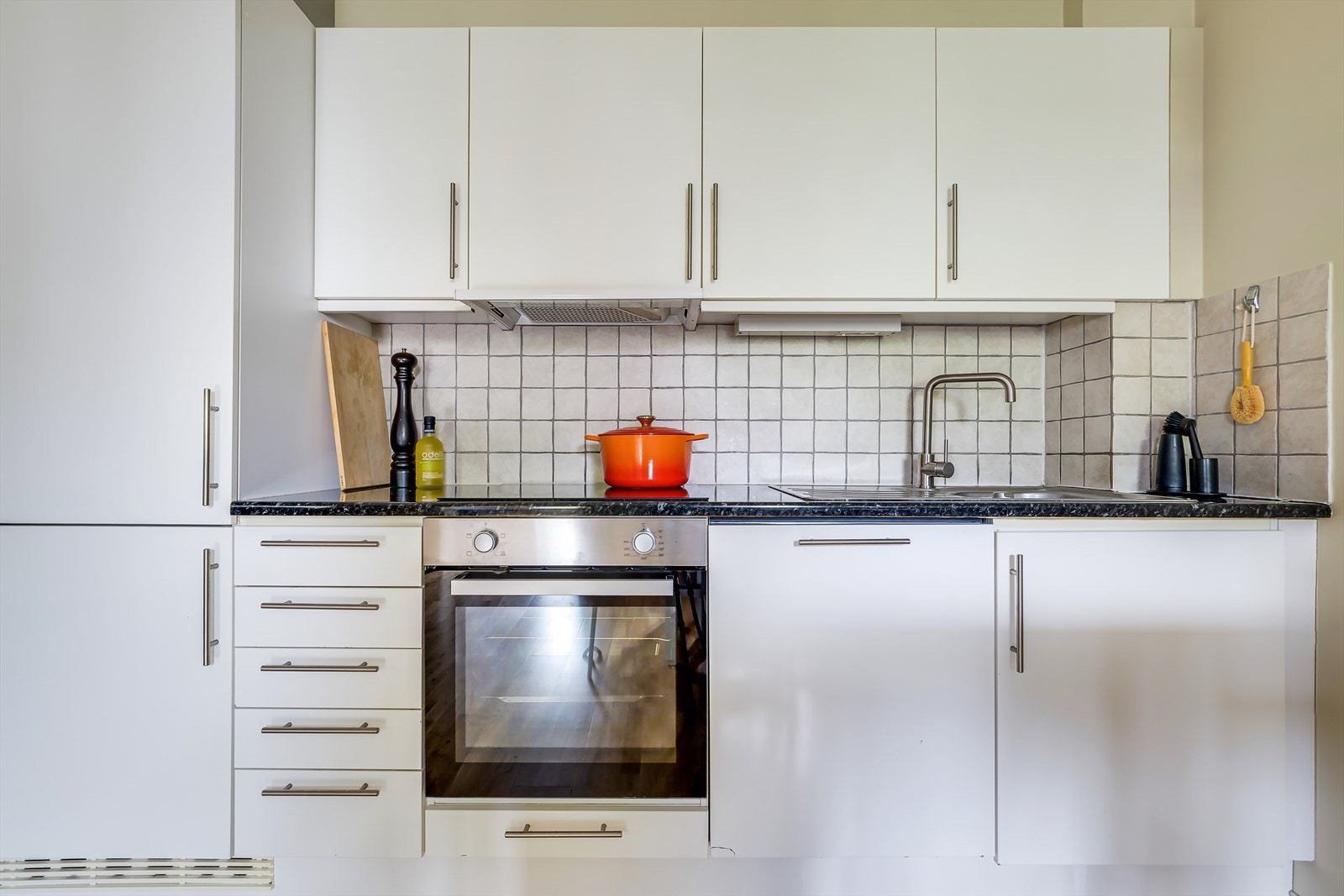 Kjøkkenet er utstyrt med integrerte hvitevarer som platetopp, stekeovn, oppvaskmaskin og kjøl/fryseskap Galleribilde