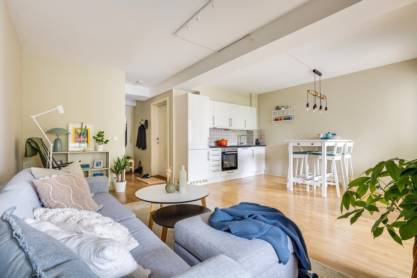 Stuen og kjøkkenet ligger i en åpen og sosial løsning, noe som skaper et hyggelig oppholdsrom Galleribilde