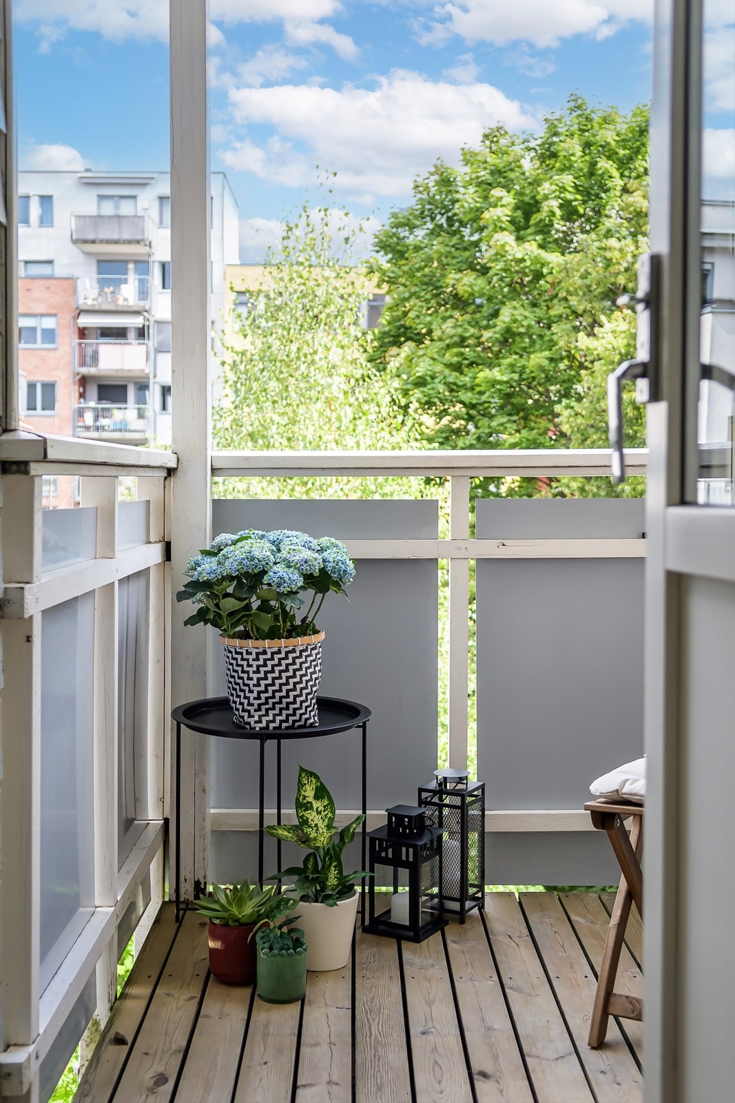 Det er utgang til en flott nordøstvendt balkong fra stuen/kjøkken Galleribilde