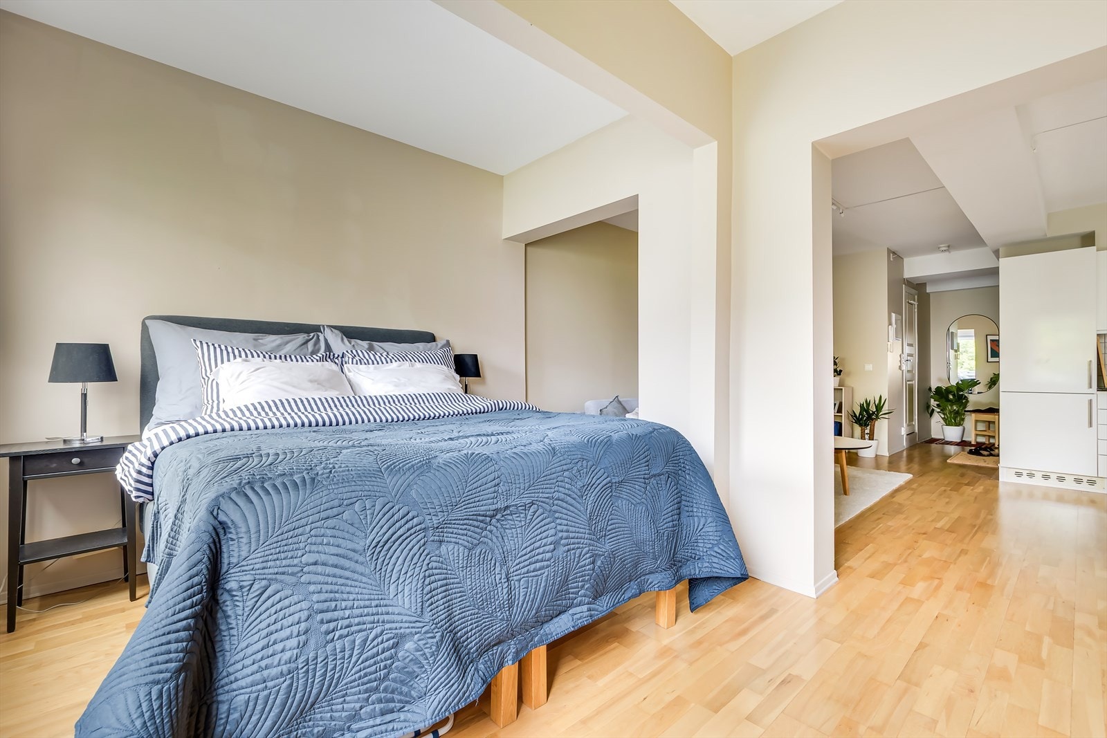 Beroligende fargetoner og en rolig atmosfære gjør dette til et soverom hvor du virkelig kan senke skuldrene og sove godt Galleribilde