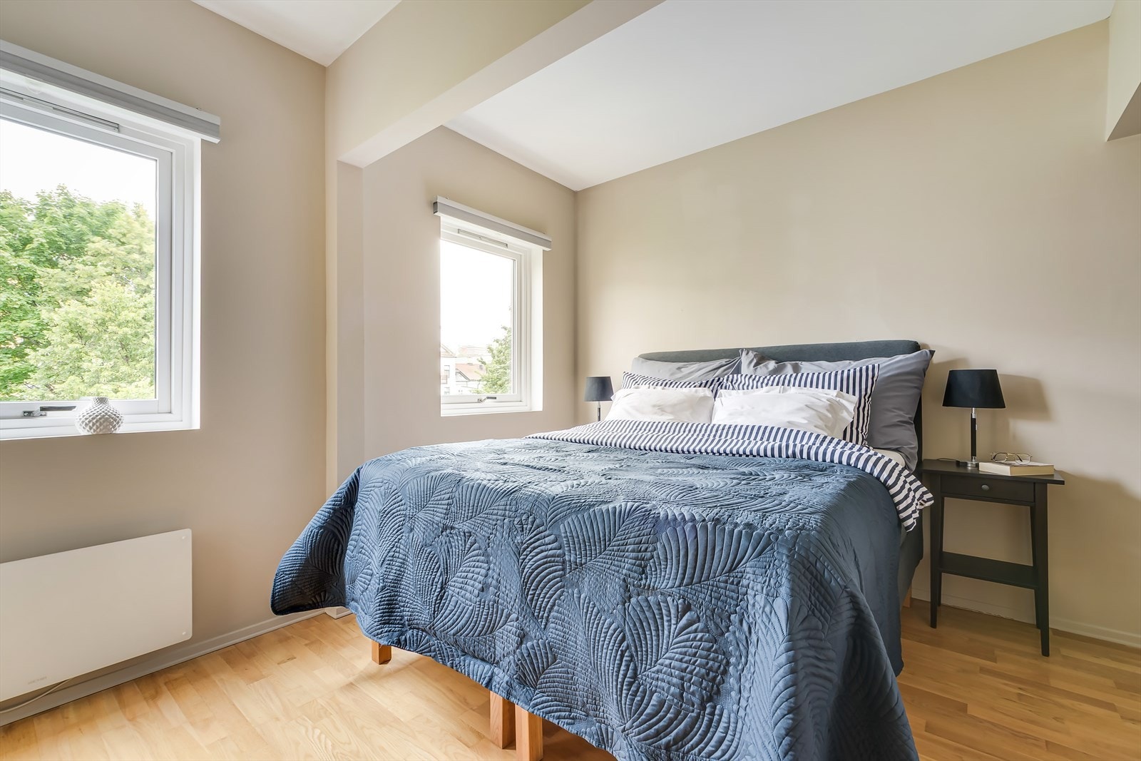 Soverom med plass til dobbeltseng og tilhørende møbler Galleribilde