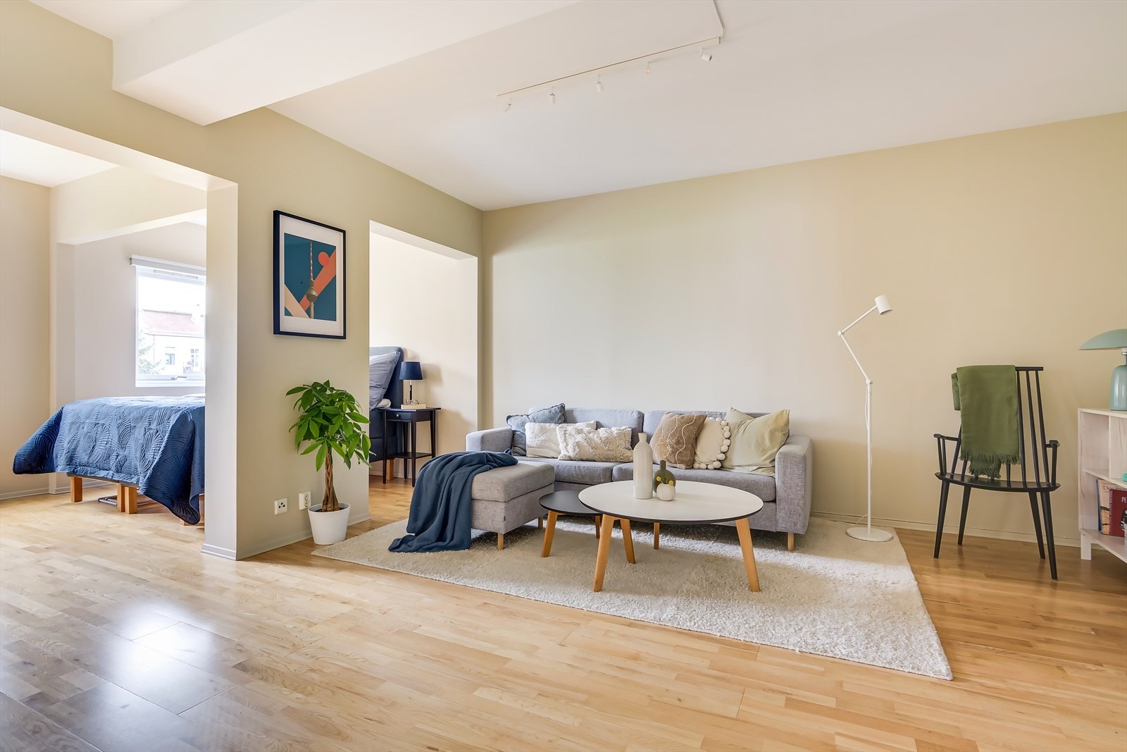 Hele leiligheten er malt i en innbydende og harmonisk fargepalett Galleribilde