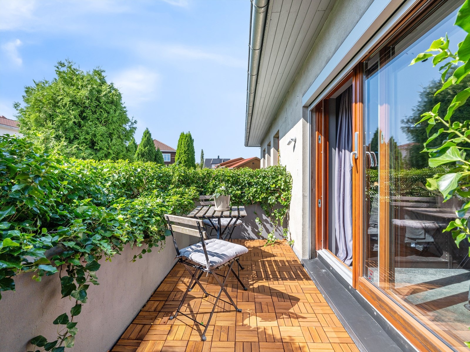 Frodig og luftig. Egen luftebalkong - perfekt for en kveldsdrink eller morgenkaffe. Solscreens utvendig. Galleribilde