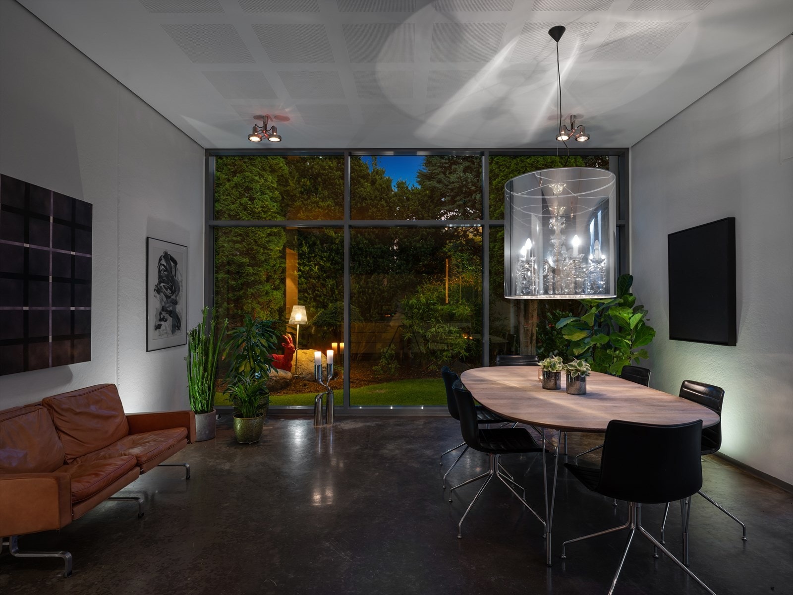 Vinduer fra gulv til tak, i tillegg til foldedører og ekstra takhøyde skaper en helt egen atmosfære og bokvalitet. Med akustikkplater blir det behagelig når dere er flere. Galleribilde