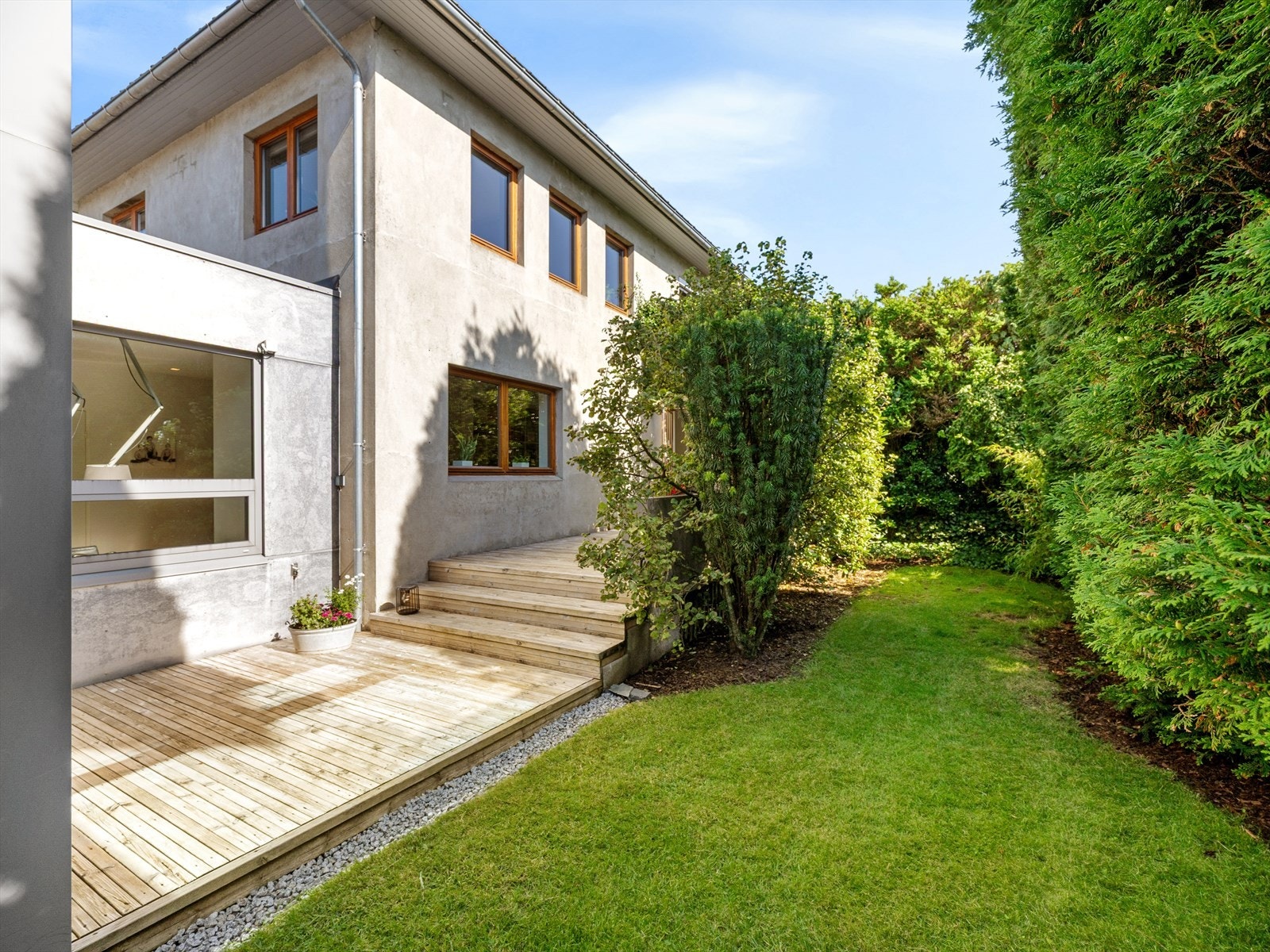 Overgangen fra murvillaen til det nye påbygget signert Sjo Fasting Arkitekter. Fra utsiden ser huset kanskje ut som et lite murhus, av typen du gjerne ser i Sør-Europa. Innendørs har dagens eiere imidlertid klart å utnytte tre etasjer maksimalt. Galleribilde