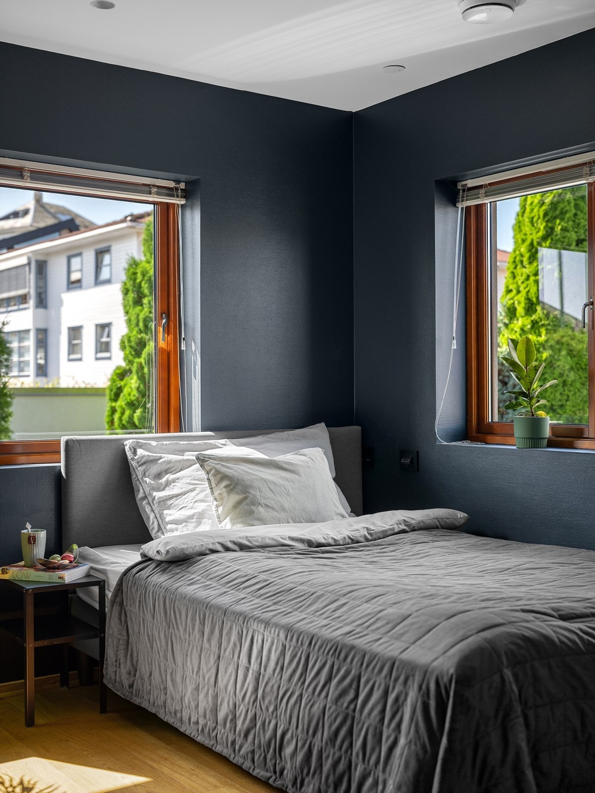 Stort soverom med mulighet for kombinasjonsbruk. Seng, gamingpult, garderobe. Naturlig lys med flere vinduer. Galleribilde