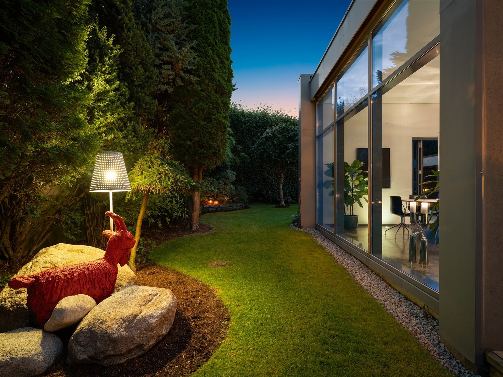 Geiten passer på hagen. En morsom detalj som nåværende eier har videreført fra forrige. Belysning som skaper stemning også på kvelden. Galleribilde