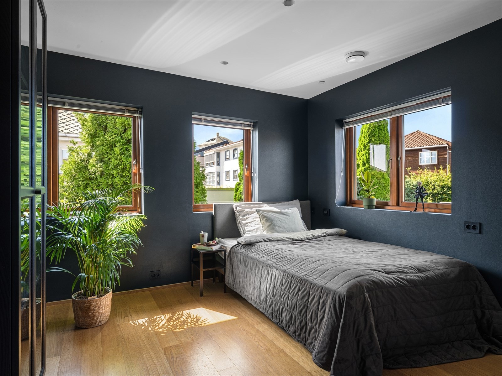 Stort soverom med mulighet for kombinasjonsbruk. Seng, gamingpult, garderobe. Naturlig lys med flere vinduer. Galleribilde