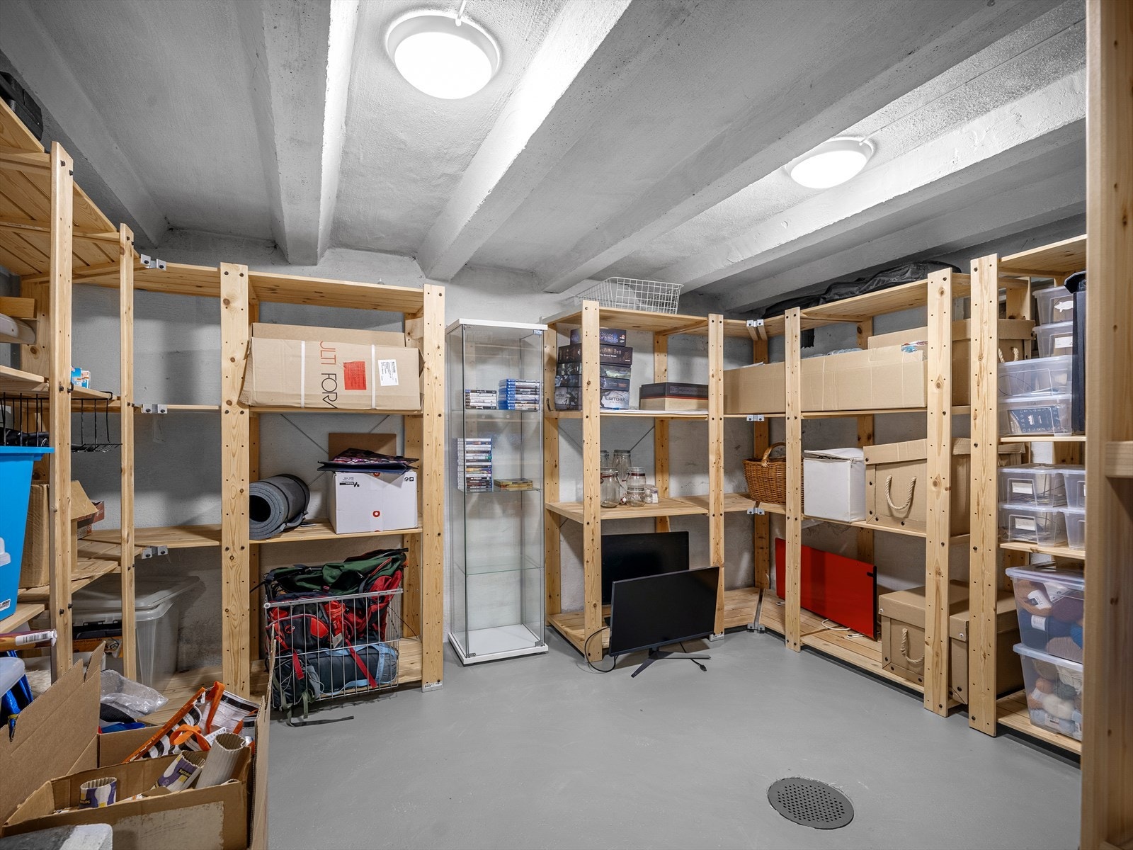 Rikelig med lagringsplass med flere boder og vinrom med jevn temperatur. Galleribilde