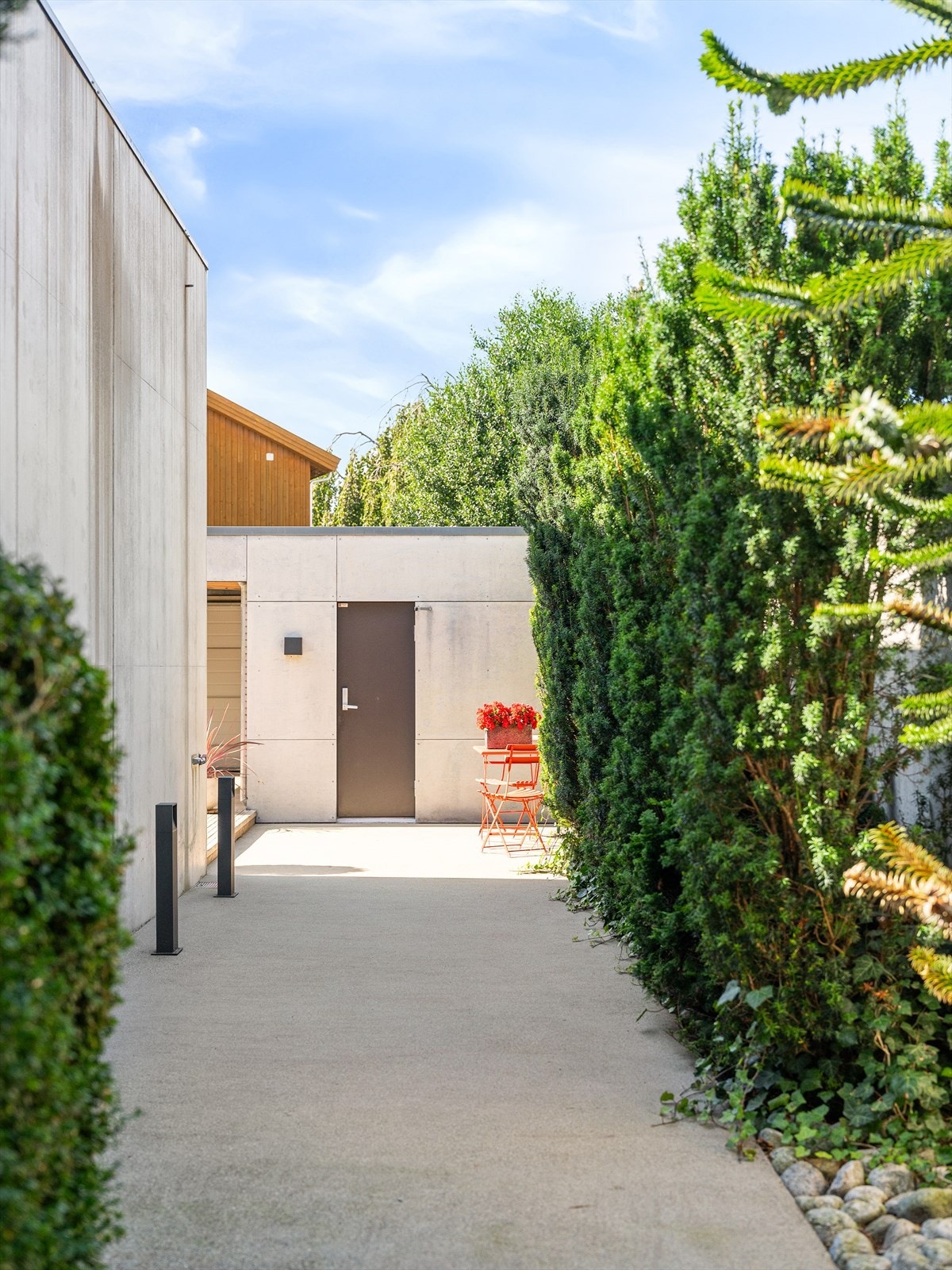 En fin flyt i uterom mellom ulike soner og her med bi-inngang vaskerom. Enkelt om du kommer hjem med bil eller gående via porten. Galleribilde