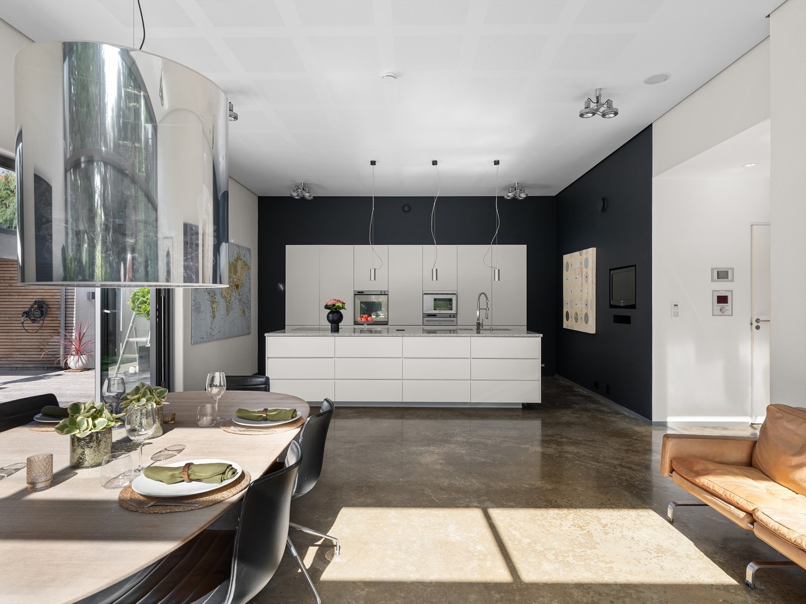 Et rom du aldri vil forlate. Det innbyr til gjester og glir sømløst med egen hage. Galleribilde