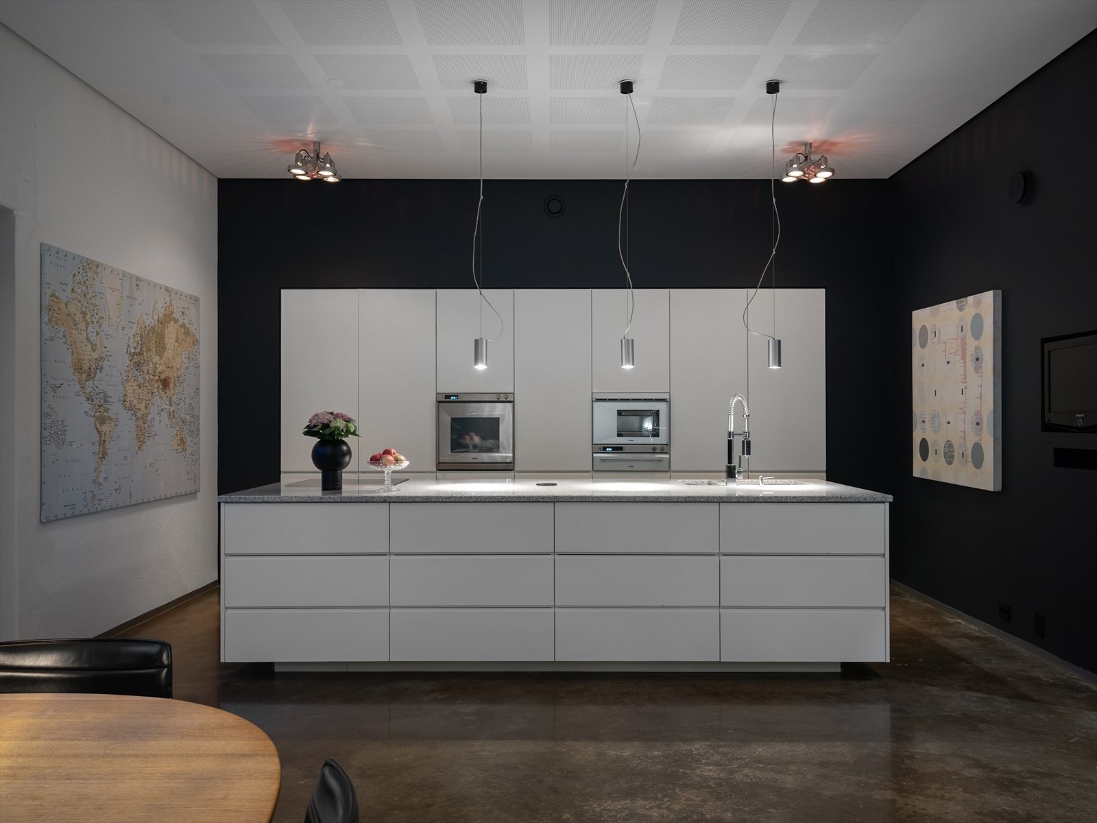 Gjennomtenk belysning fra Modulare og Deltalight viderefører den herlige atmosfæren på kveldstid. Ikke minst, praktisk for kokken. Galleribilde