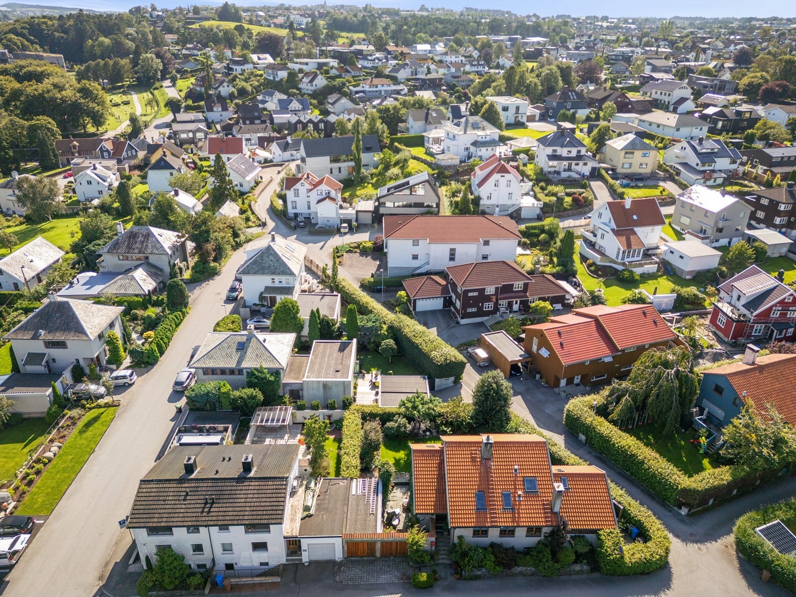 En beliggenhet perfekt for deg som vil bo i et rolig nabolag, og likevel ha "alt" i umiddelbar nærhet. Gå i to min, og du står midt i Langgata - hovedhandlegata i Sandnes. Toget, bussen og butikker og kulturtilbud i sentrum ligger fem min unna. Galleribilde