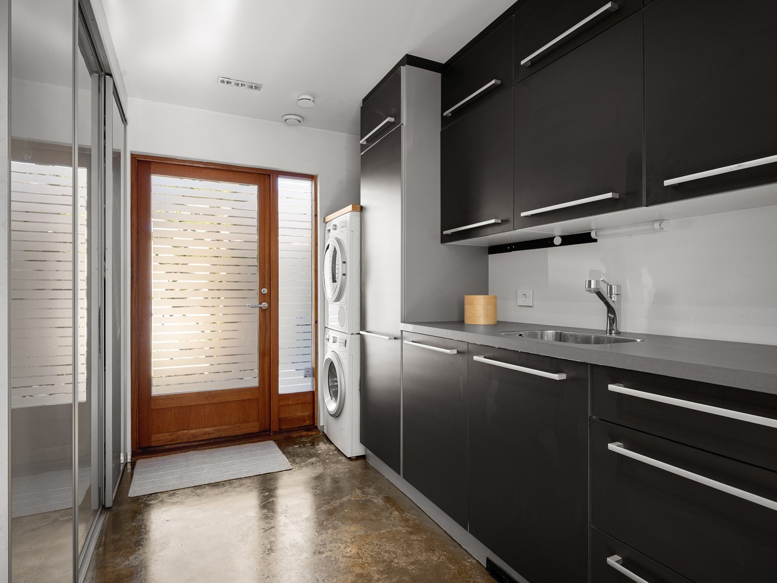 Store skyvedørsgarderober og masse skapplass på et praktisk vaskerom med bi-inngang. Her kommer du inn etter trening eller tur. Galleribilde