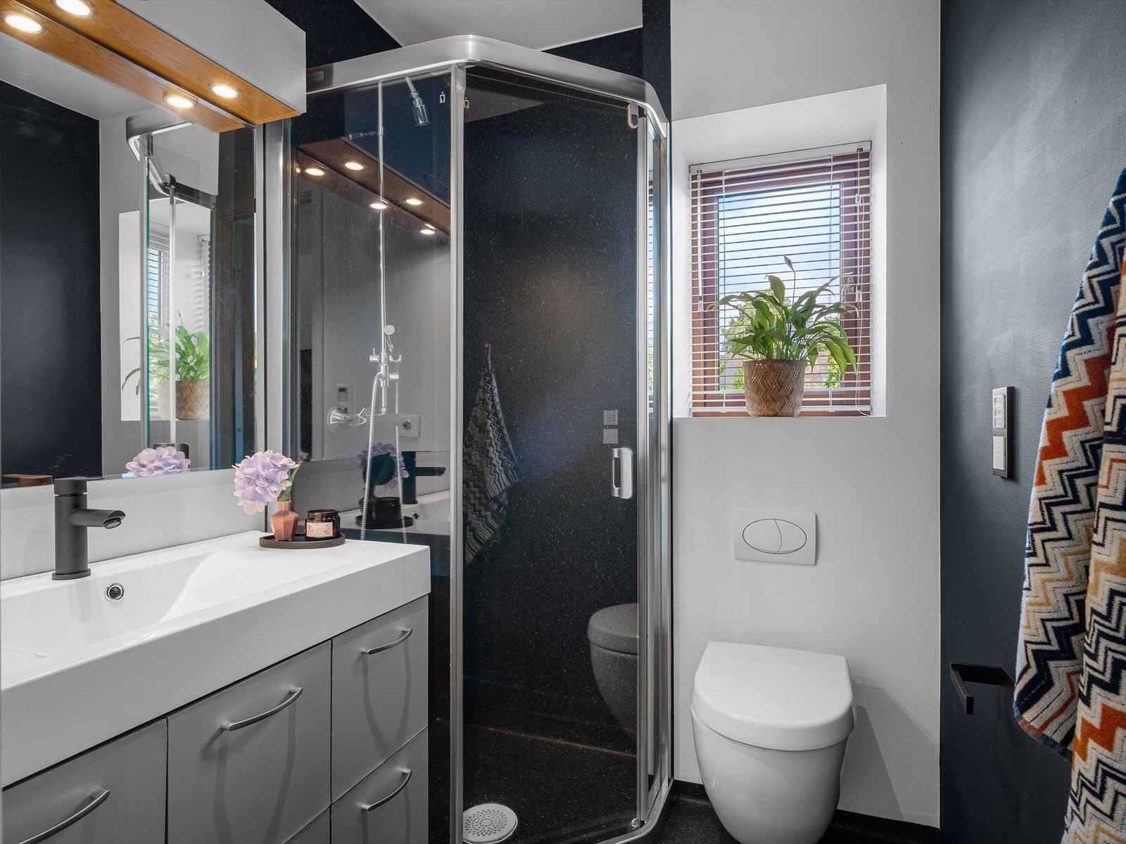 Lite, men praktisk bad nr. 2 i 2. etg. Også her med naturlig lys fra vindu, for å få sminken riktig. Galleribilde