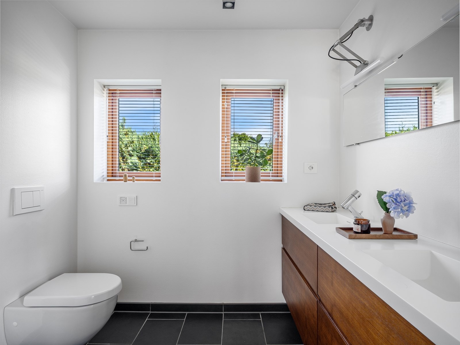 Ensuite bad med Alessi blandebatteri. Delikat design som står seg i tiden. Galleribilde