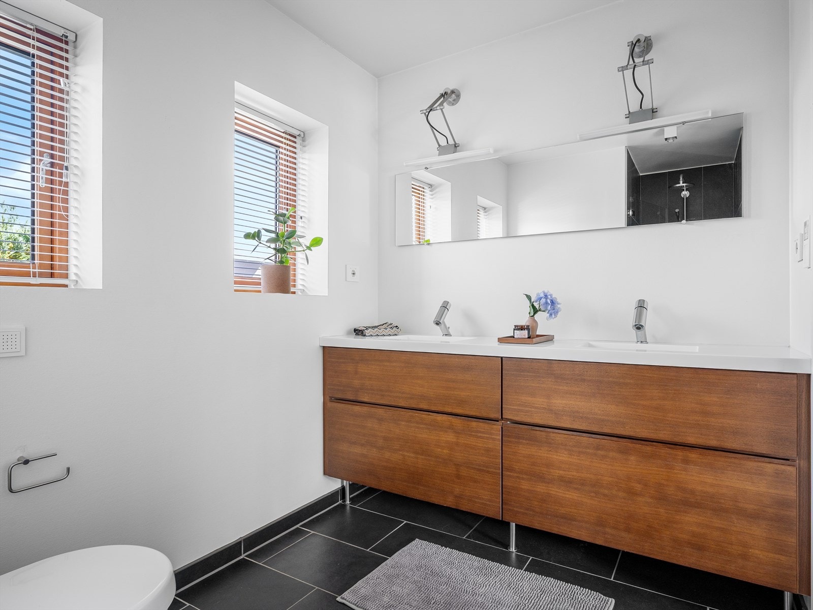 Ensuite bad med Alessi blandebatteri. Delikat design som står seg i tiden. Naturlig lys med flere vindu. Designbelysning for kvelden fra Modulare. Galleribilde