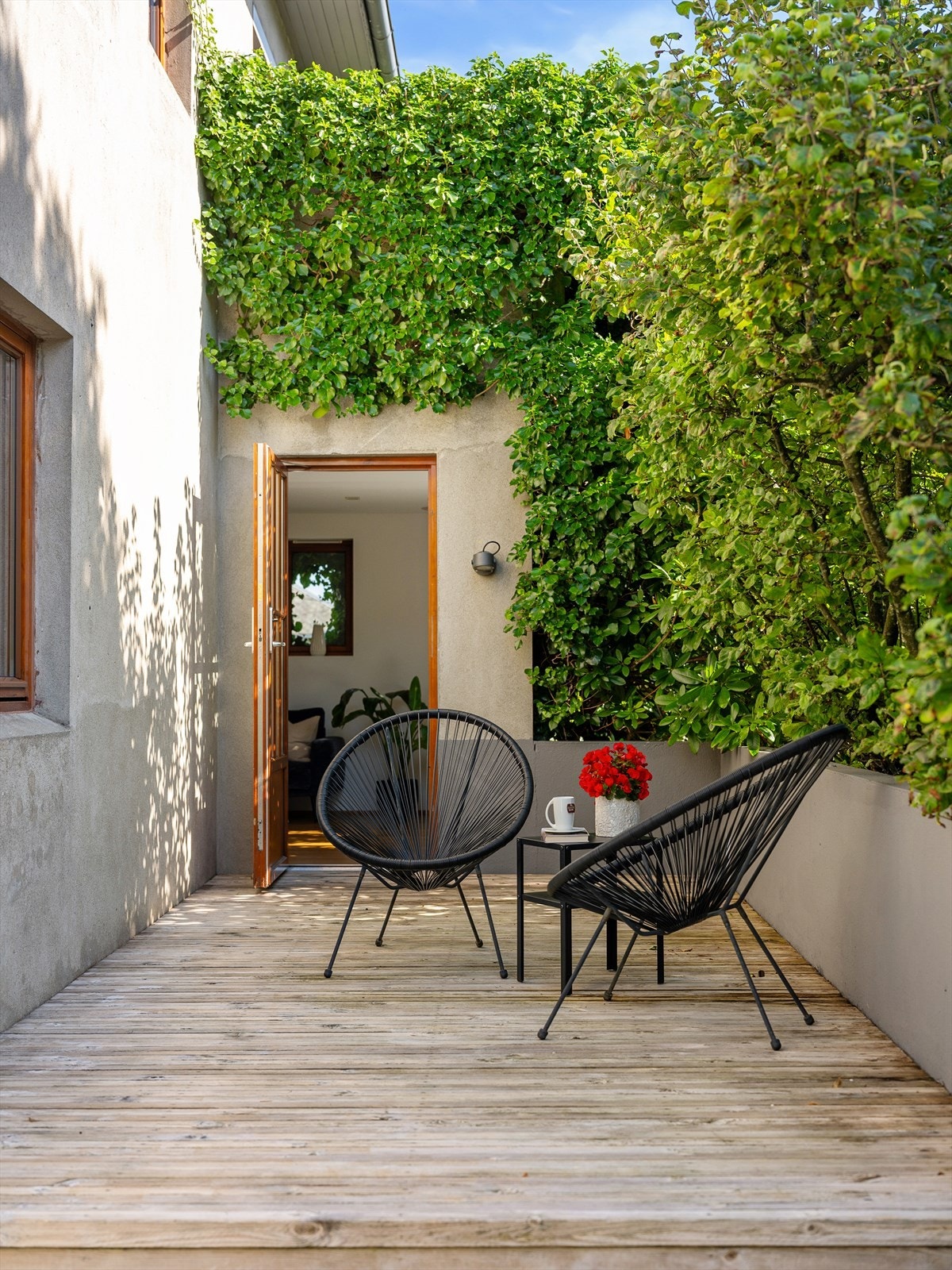 Skjermet bakterrasse. Galleribilde