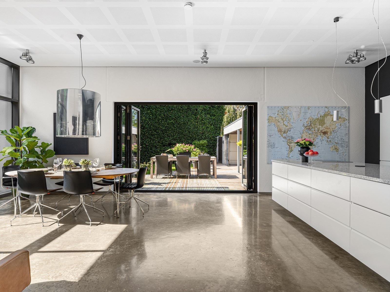 Vannbåren varme for lun følelse hele året. Akustikkplater for behagelige samtaler. Foldedører gjør at du er ute, inne. Og enkelt kan flyte mellom ulike soner. Galleribilde