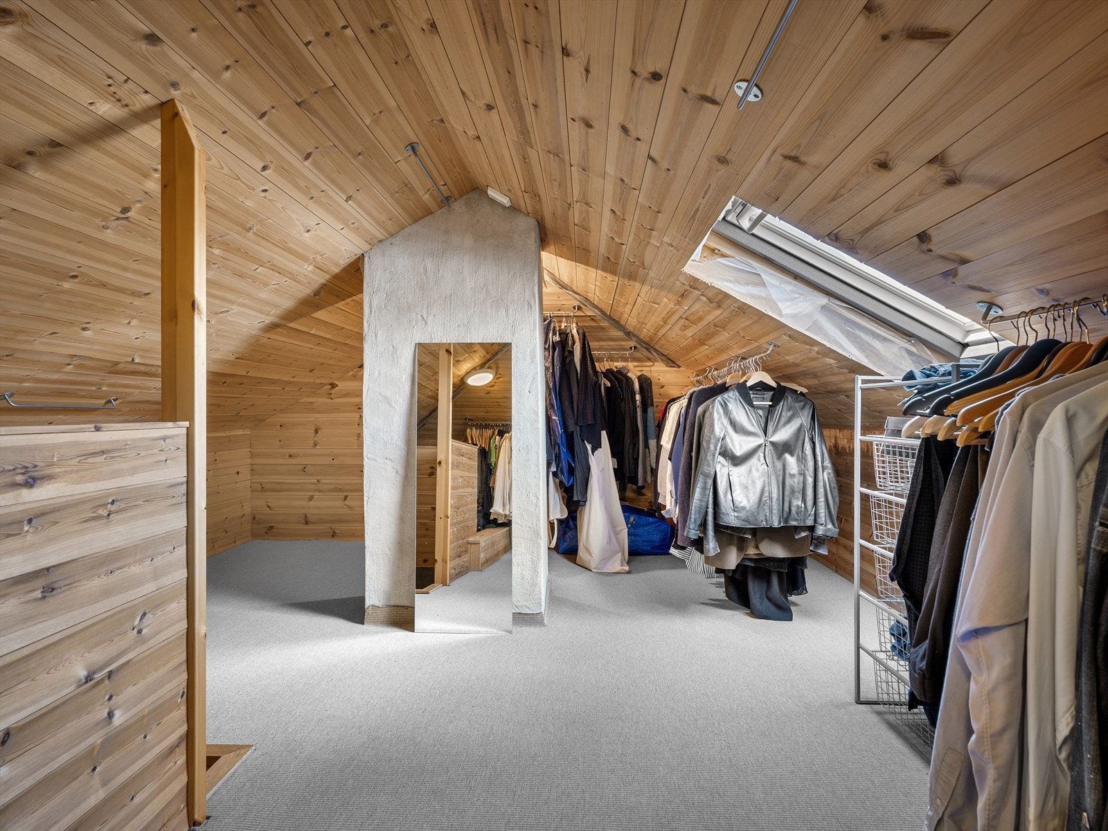 Walk in garderobe på loft med oppgang fra hovedsoverom. Galleribilde