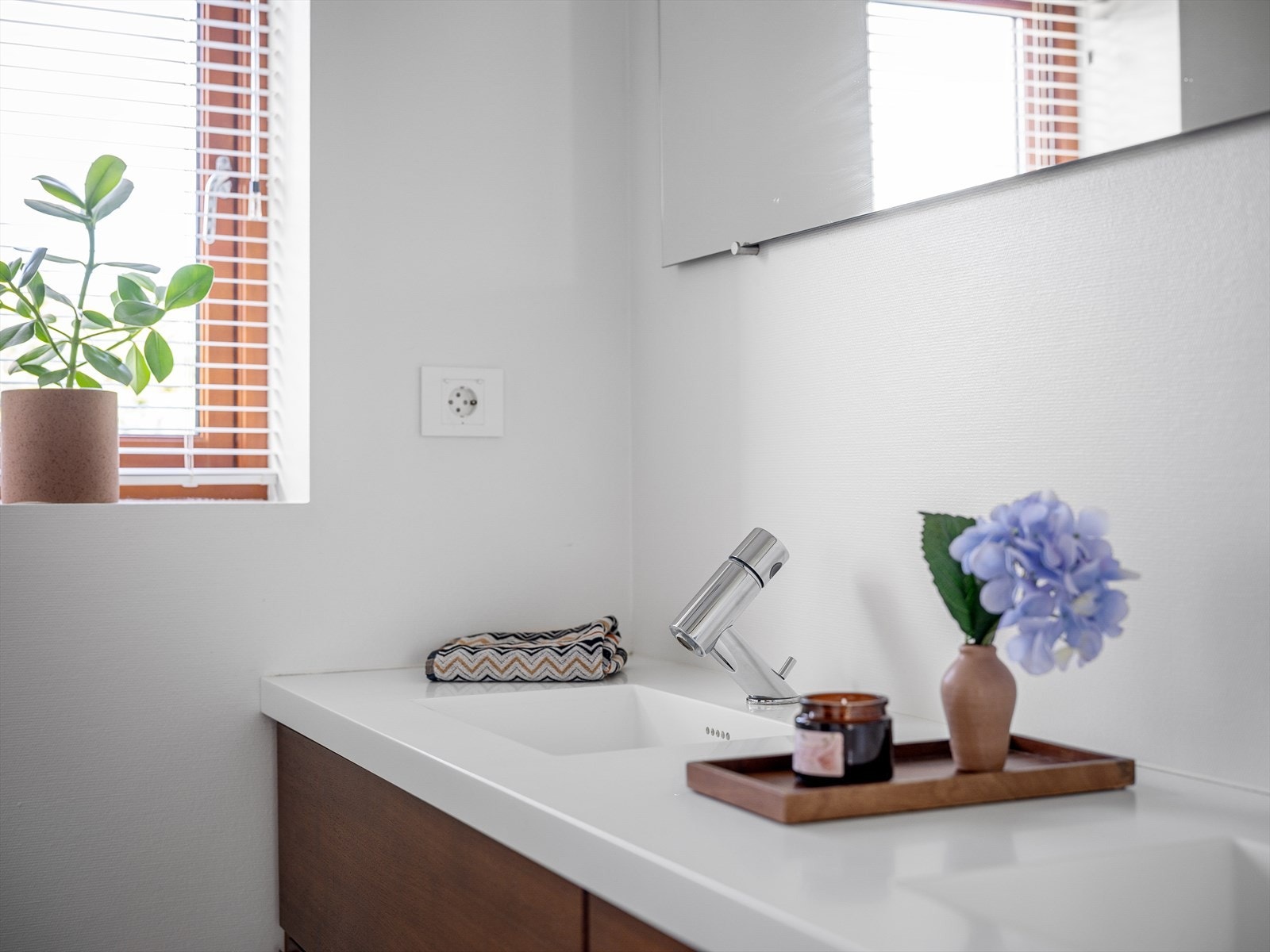 Sømløs benk og Alessi blandebatteri. Galleribilde