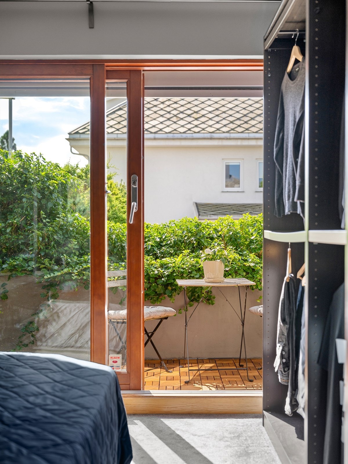 Hovedsoverom med trapp til walk in garderobe på loft. Egen luftebalkong og solscreens utvendig. Galleribilde