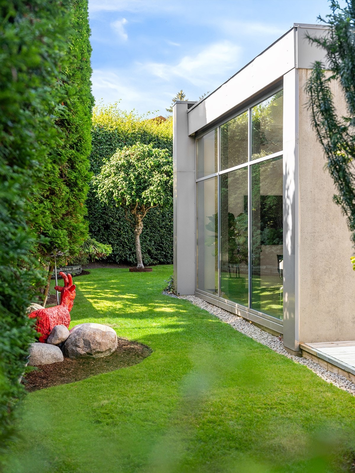 En hage med boltreplass for liten og stor. Lune solkroker helt uten innsyn. Galleribilde