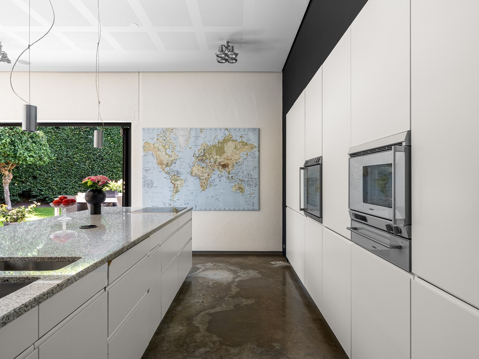 Belysning for enhver sone og anledning. Tidløst design av høy kvalitet. Legg merke til granitt i ett helt stykke. Stikkontakt i benkeplate for arbeid med kjøkkenmaskiner. Multiform, med koketopp, stekeovn, dampovn og varmeskuff fra Gaggenau. Galleribilde