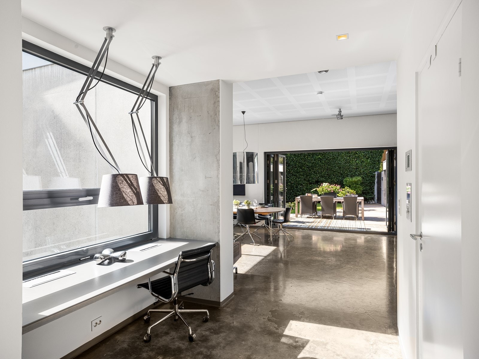 Det perfekte hjemmekontor oppsettet med naturlig lys og utsyn til egen oase. Smart løst mellom oppholdsrom og hjertet i huset: Kjøkken/allrom. Galleribilde