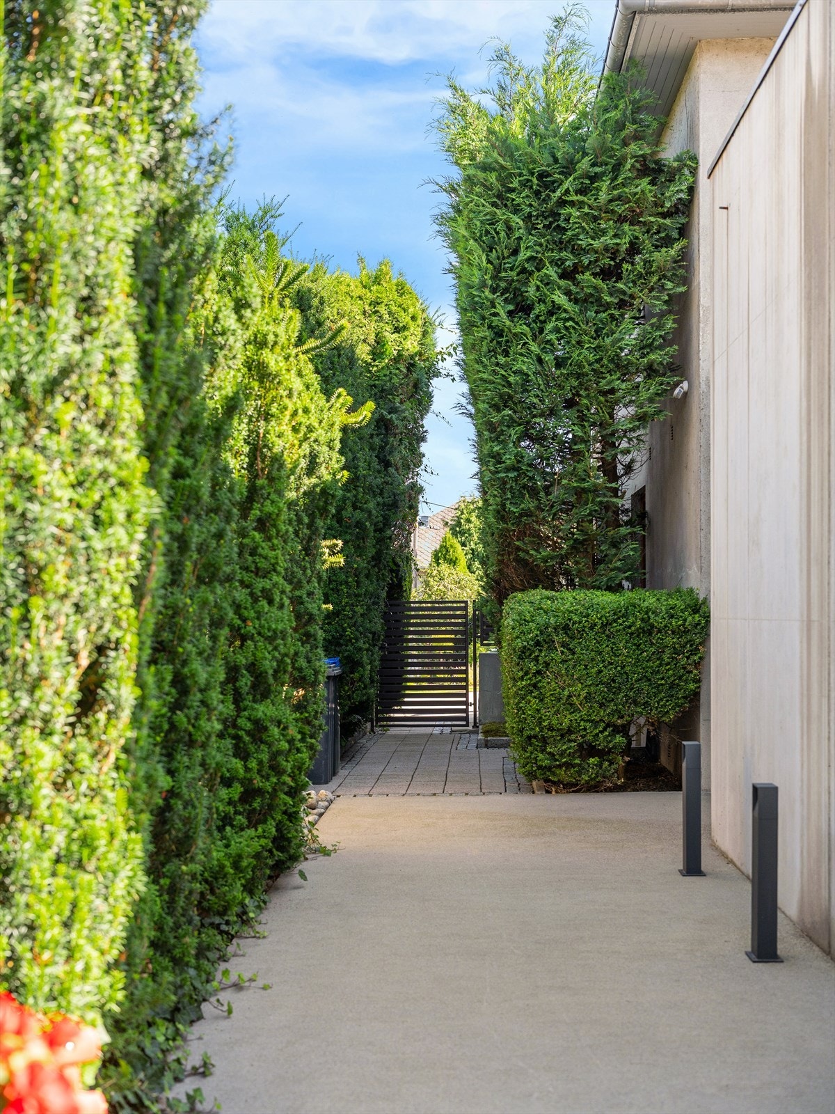 En fin flyt i uterom mellom ulike soner og her med bi-inngang vaskerom. Enkelt om du kommer hjem med bil eller gående via porten. Galleribilde