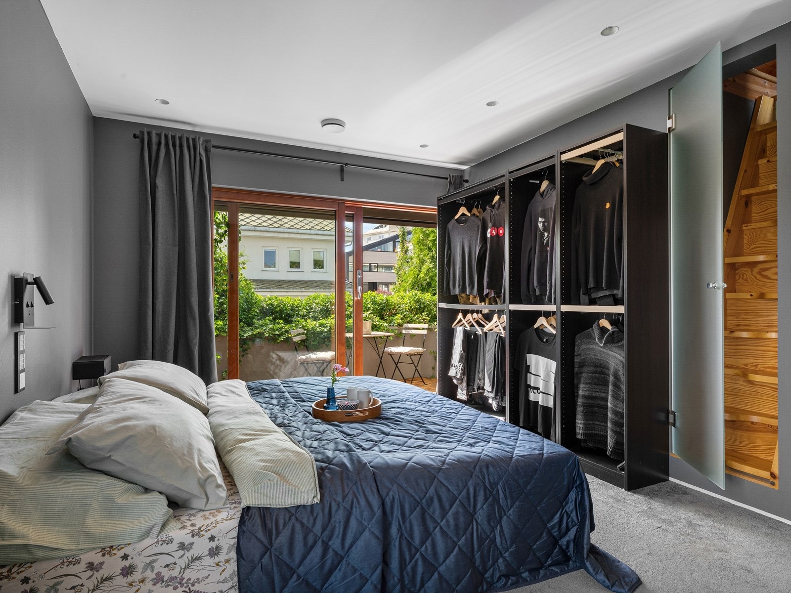 Hovedsoverom med trapp til walk in garderobe på loft. Egen luftebalkong og solscreens utvendig. Galleribilde