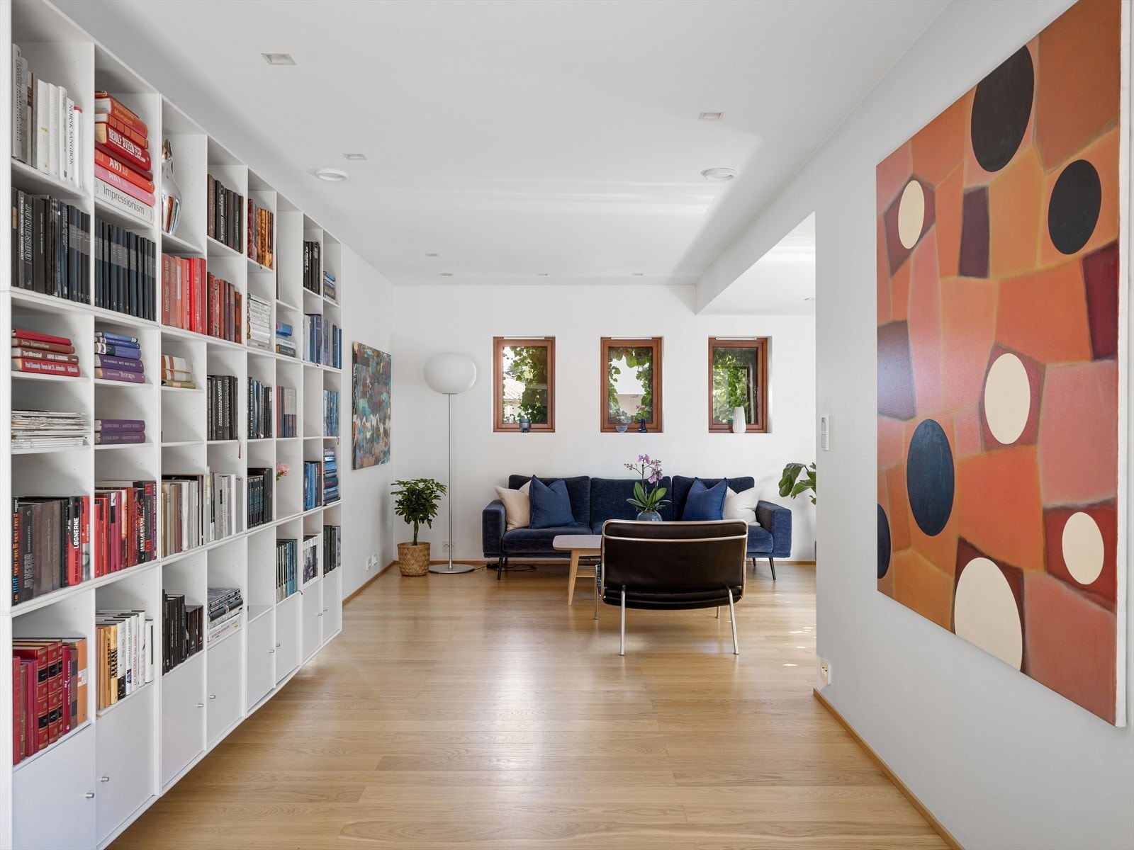 Rikelig med veggplass for bokhyller, reoler, kommoder m.m. Disse medfølger ikke handelen. Galleribilde