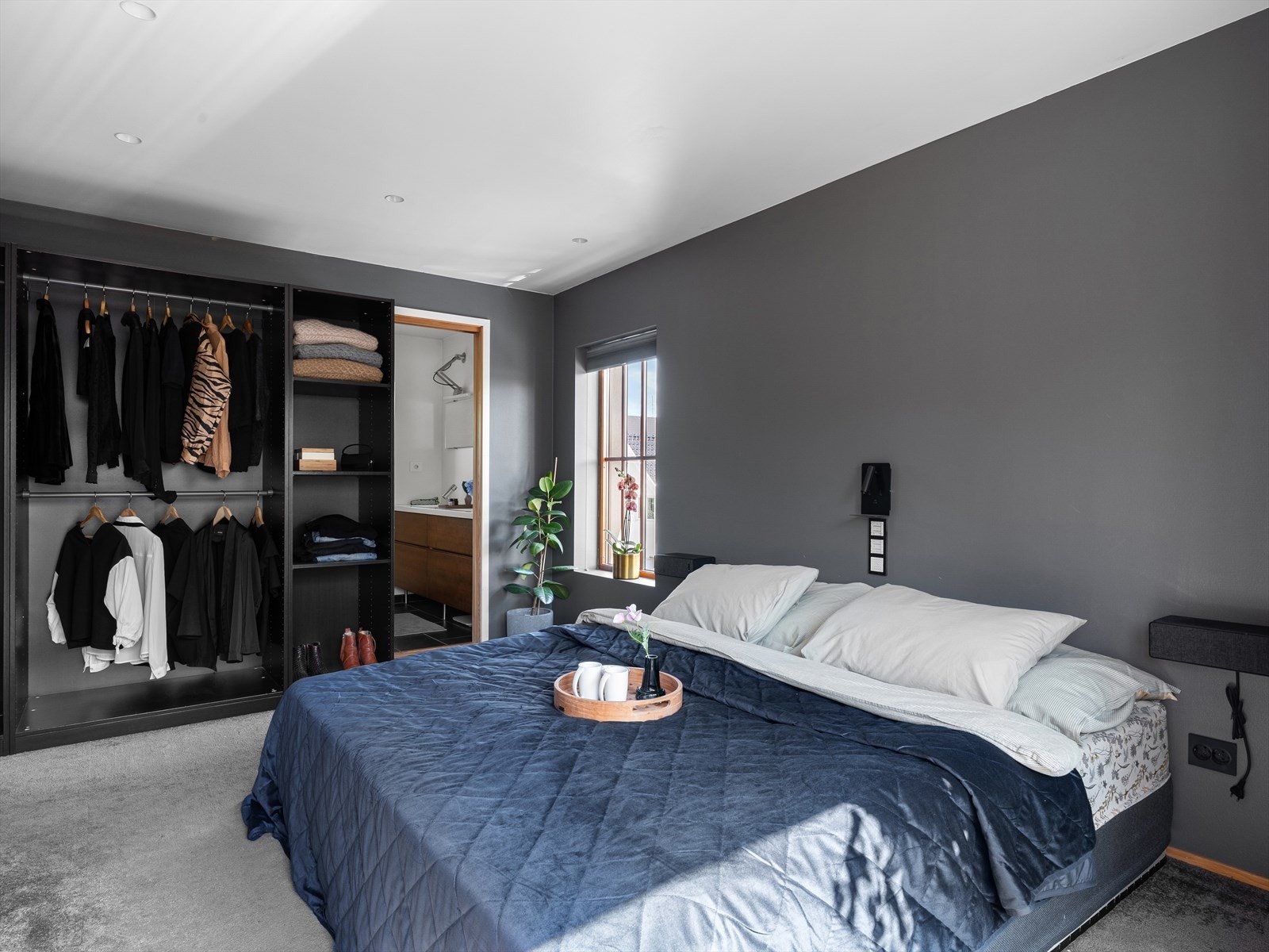 Hovedsoverom med ensuite baderom, stort walk in loft og privat balkong. Galleribilde