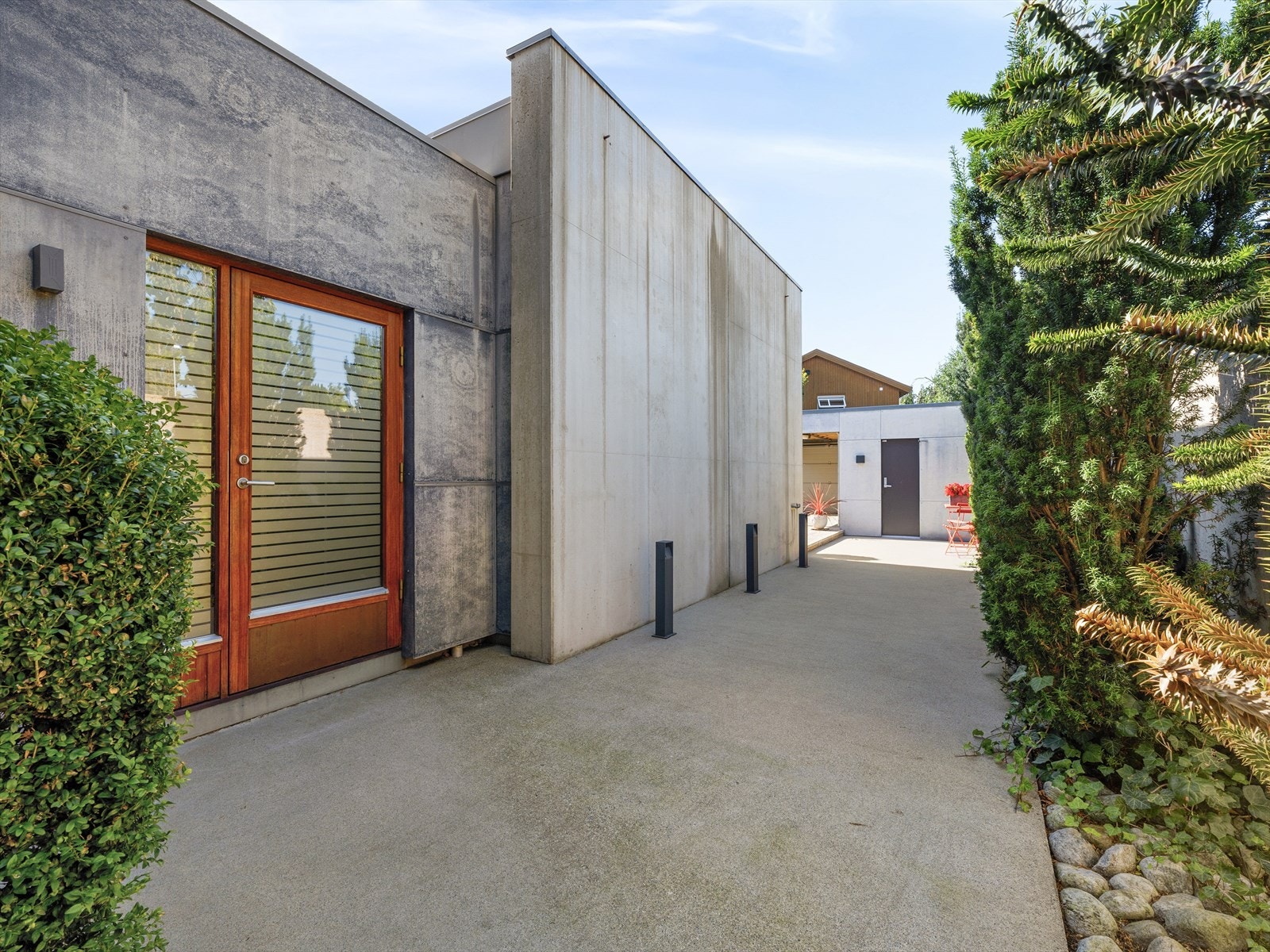 En fin flyt i uterom mellom ulike soner og her med bi-inngang vaskerom. Enkelt om du kommer hjem med bil eller gående via porten. Støpt plate. Galleribilde