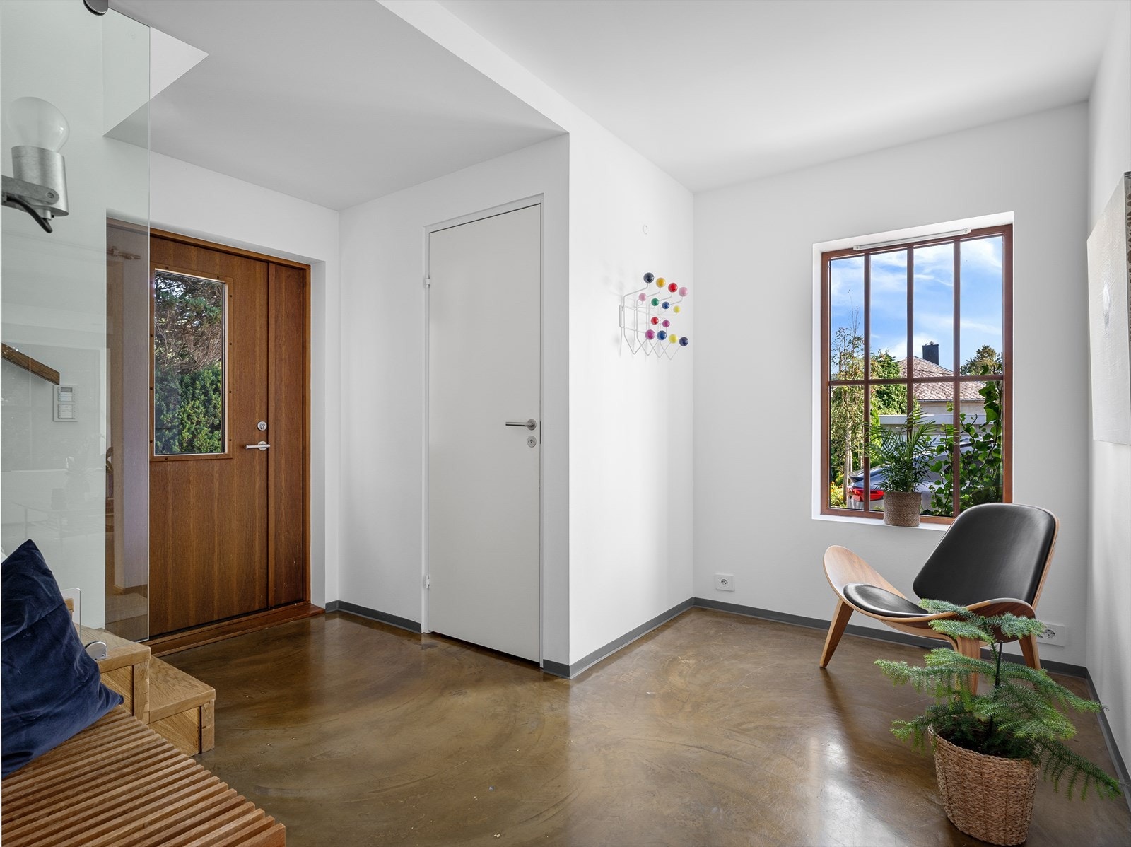 Entre/hall med både sittebenk for påkledning og godstol. Direkte tilgang til gjestetoalett. Så slipper du besøkende på badet. Galleribilde