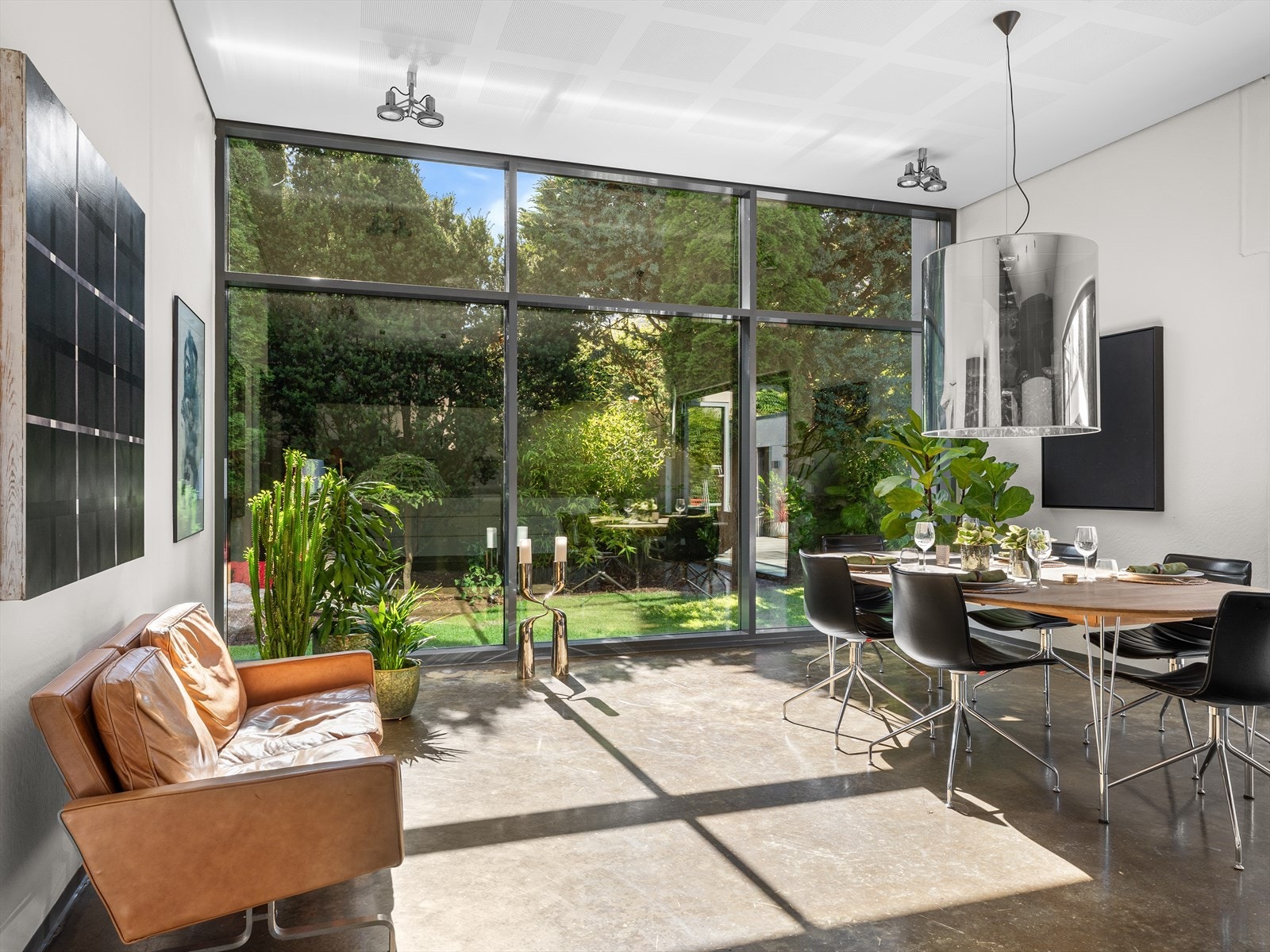 Vinduer fra gulv til tak, i tillegg til foldedører og ekstra takhøyde skaper en helt egen atmosfære og bokvalitet. Med akustikkplater blir det behagelig når dere er flere. Galleribilde