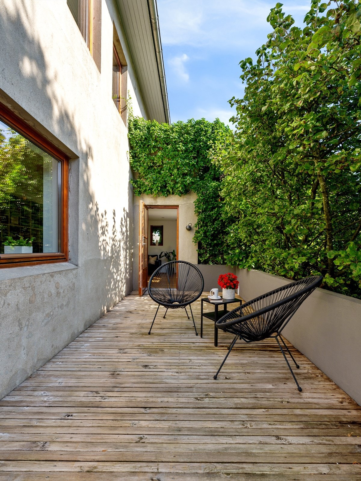 Rett ut fra lesestuen. En lun og fin bakterrasse, som kan være sval år en ønsker å sitte vekke fra stekende solen, deler av dagen før den kommer frem her også. Galleribilde