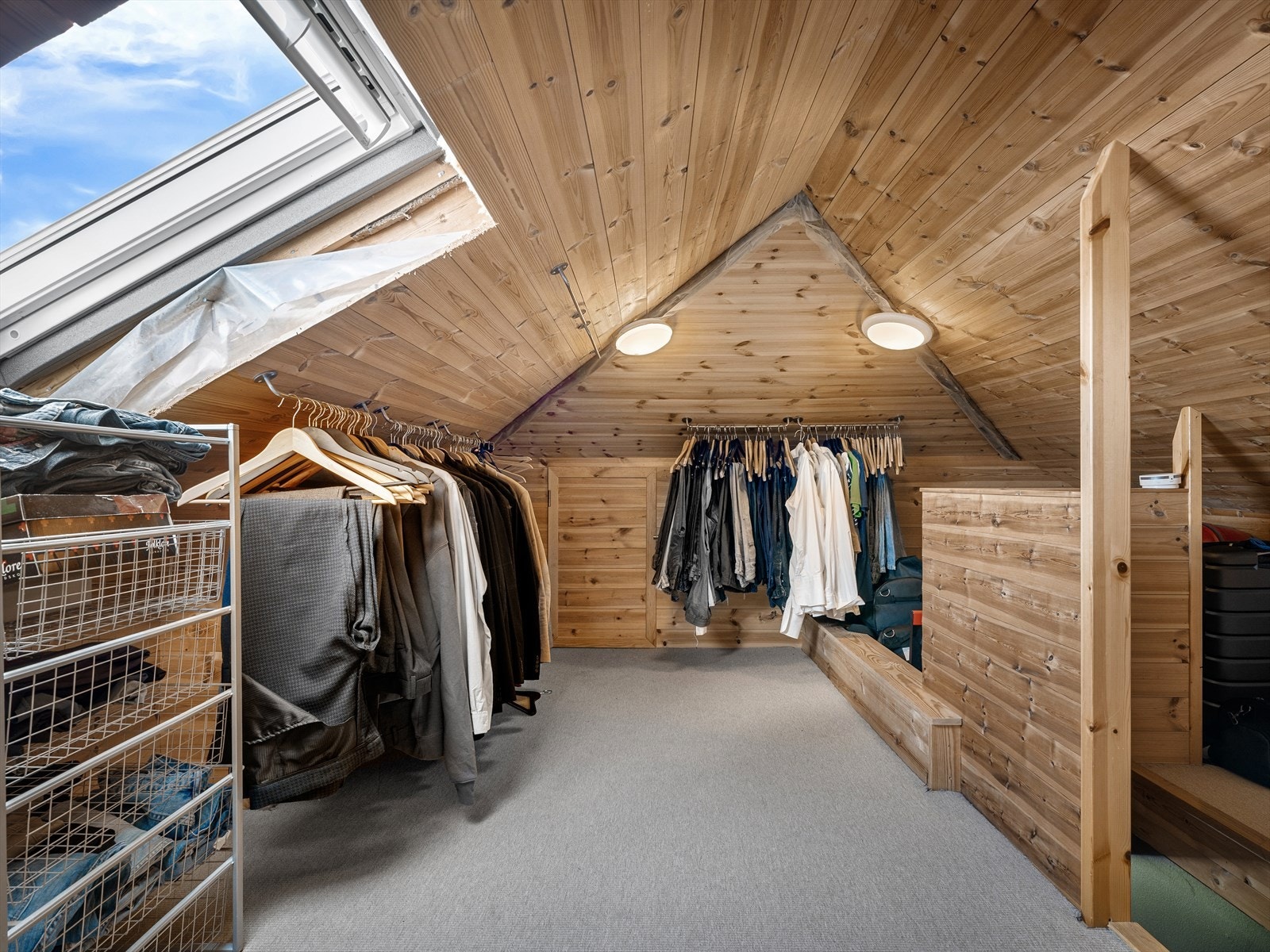 Walk in garderobe på loft med oppgang fra hovedsoverom. Galleribilde