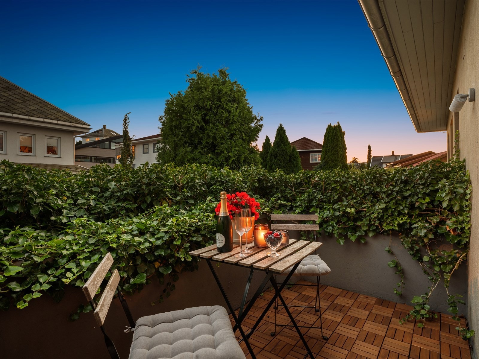 Frodig og luftig. Egen luftebalkong - perfekt for en kveldsdrink eller morgenkaffe. Solscreens utvendig. Galleribilde