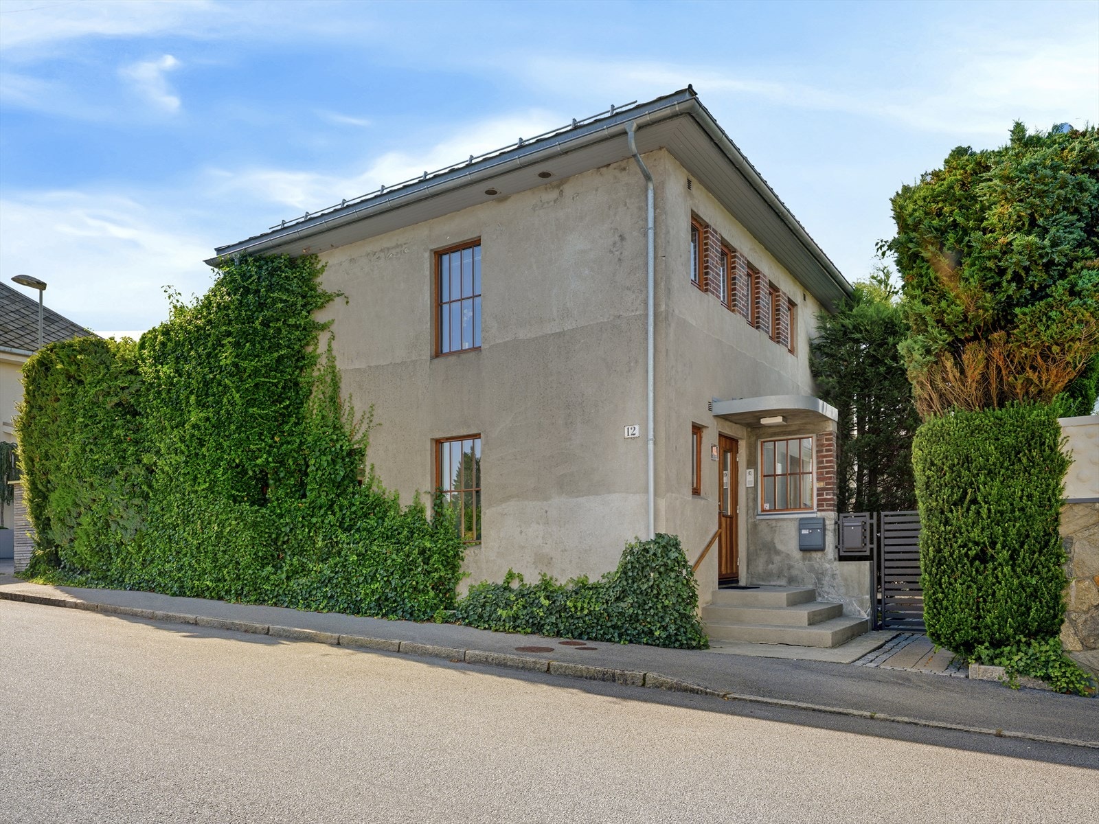 To tilkomster gjør det ekstra praktisk om du kommer med bil eller gående. Gateparkering ved hovedinngang og port. Dobbel garasje/carport på andre siden av eiendommen. Galleribilde