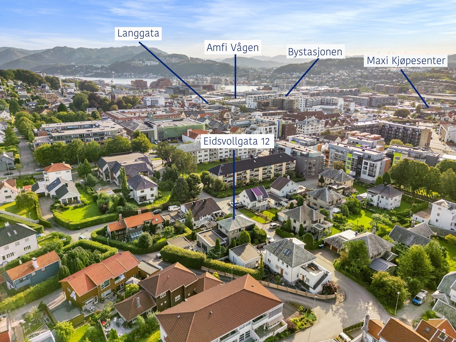 En beliggenhet perfekt for deg som vil bo i et rolig nabolag, og likevel ha "alt" i umiddelbar nærhet. Gå i to min, og du står midt i Langgata - hovedhandlegata i Sandnes. Toget, bussen og butikker og kulturtilbud i sentrum ligger fem min unna. Galleribilde