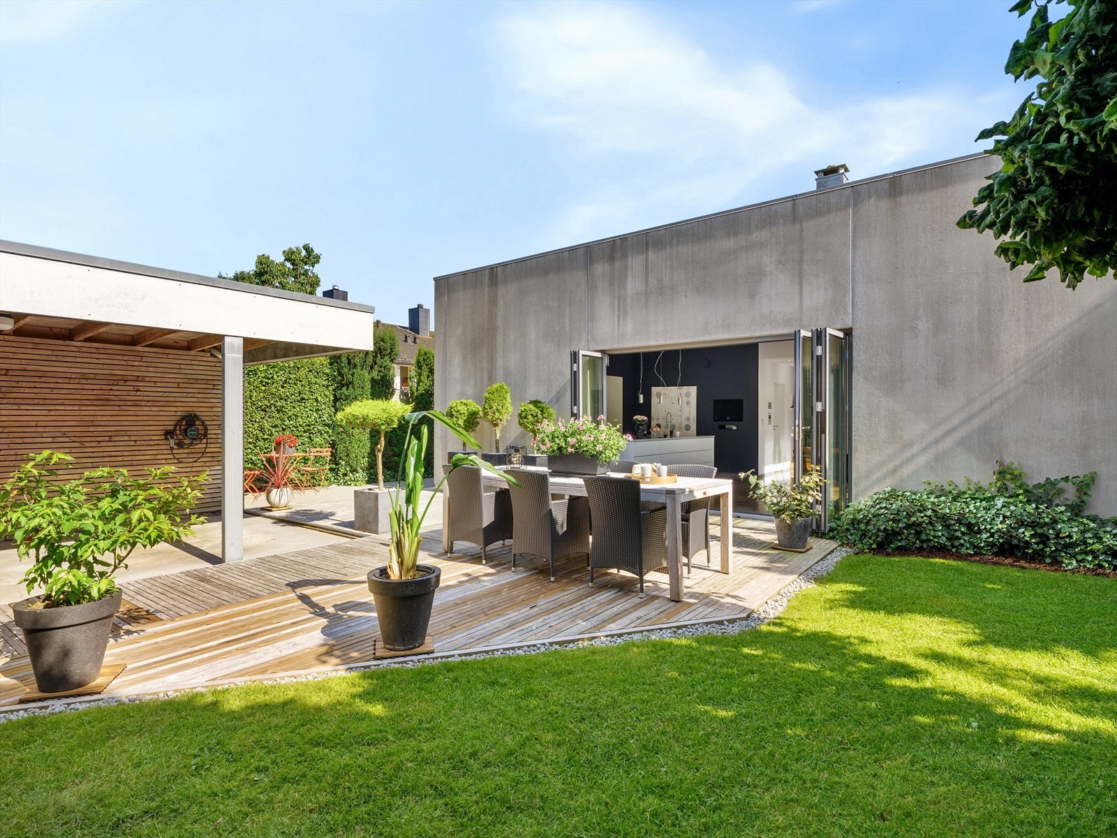 I denne hagen smiler du. En klisje: men trivselen er til å ta og føle på. Galleribilde