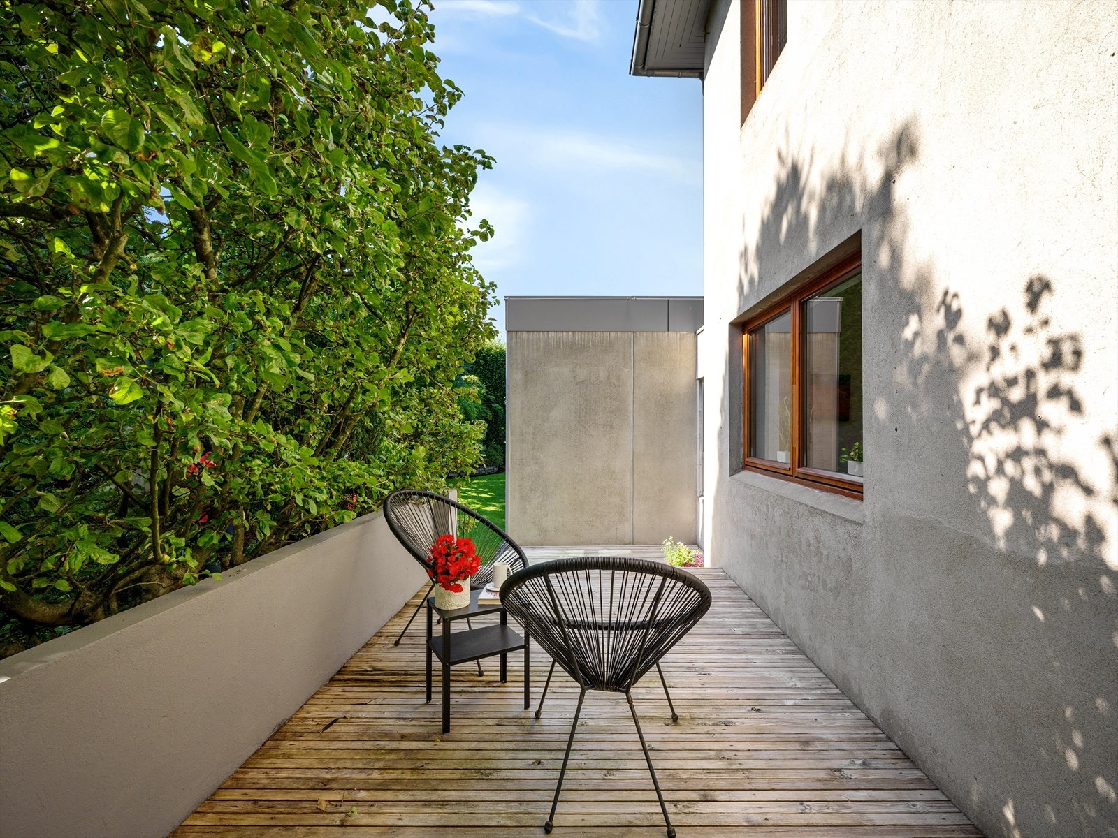 En lun og fin bakterrasse, som kan være sval år en ønsker å sitte vekke fra stekende solen, deler av dagen før den kommer frem her også. Galleribilde
