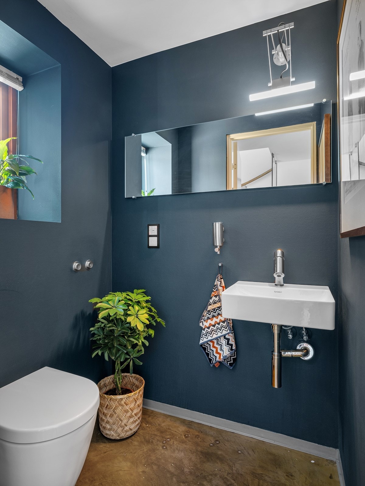 Epoxy oppå slipt betong på gulvet i flere rom i første etasje. Praktisk gjestetoalett med lekker, stilren innredning fra bl.a Alessi. Galleribilde