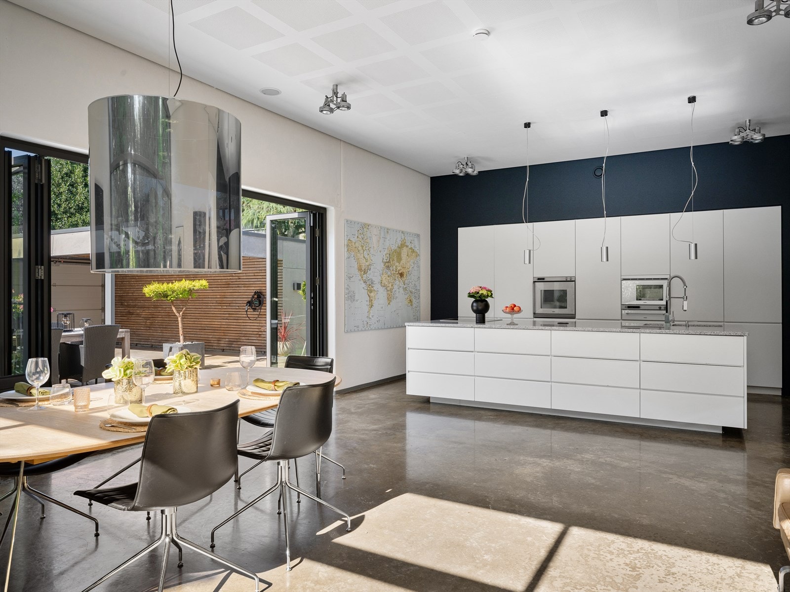 Supersosialt både til hverdags og fest. Epoxy og vannbåren varme. Akustikkplater og ekstra takhøyde. Multiform, med koketopp, stekeovn, dampovn og varmeskuff fra Gaggenau. Galleribilde