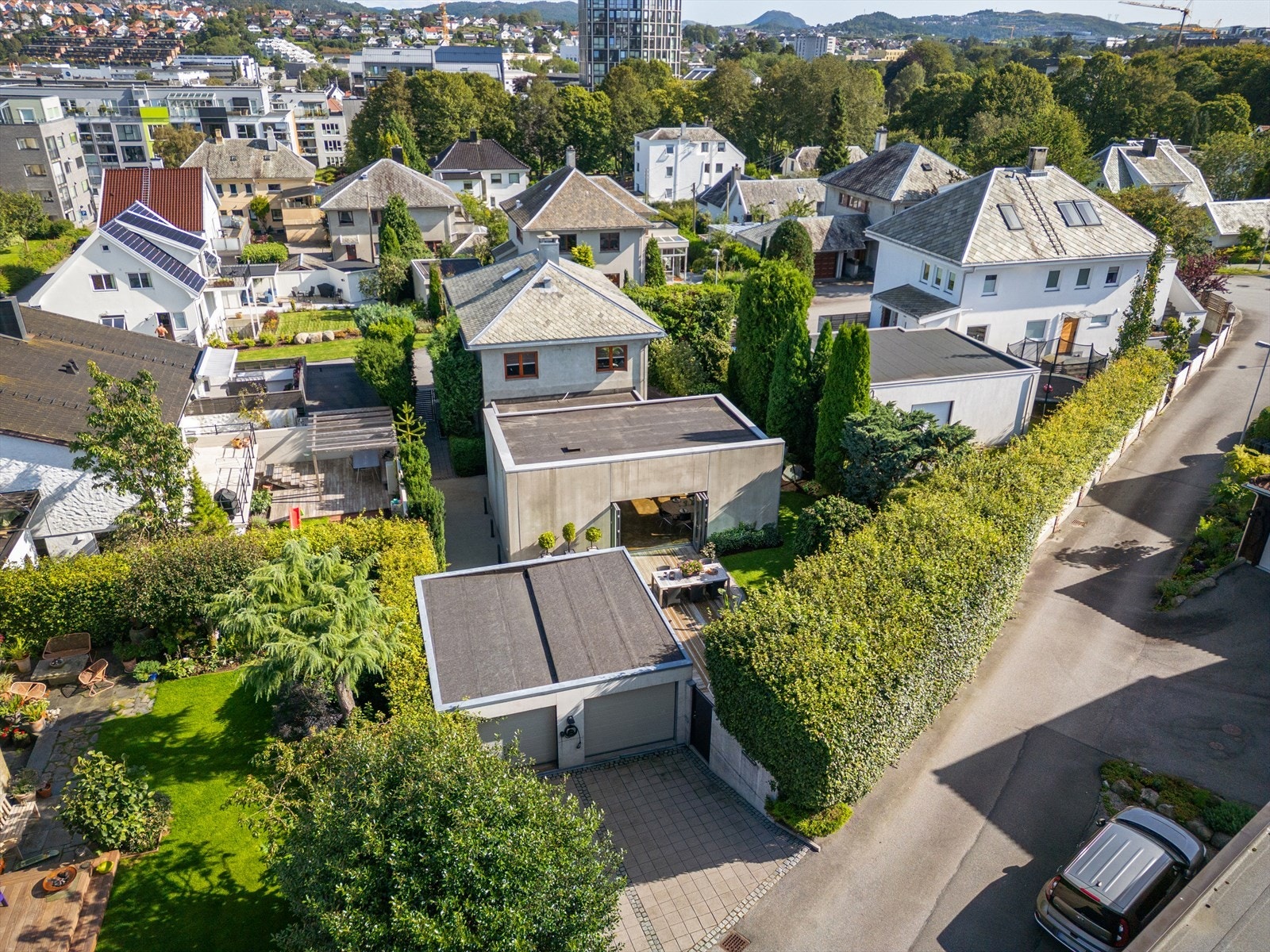 Dan Chruickshank presenterer: Klassisk murvilla møter moderne arkitektur. En privat oase. Følelsen av ute, inne. Sentralt, tilbaketrukket og solrikt. Galleribilde